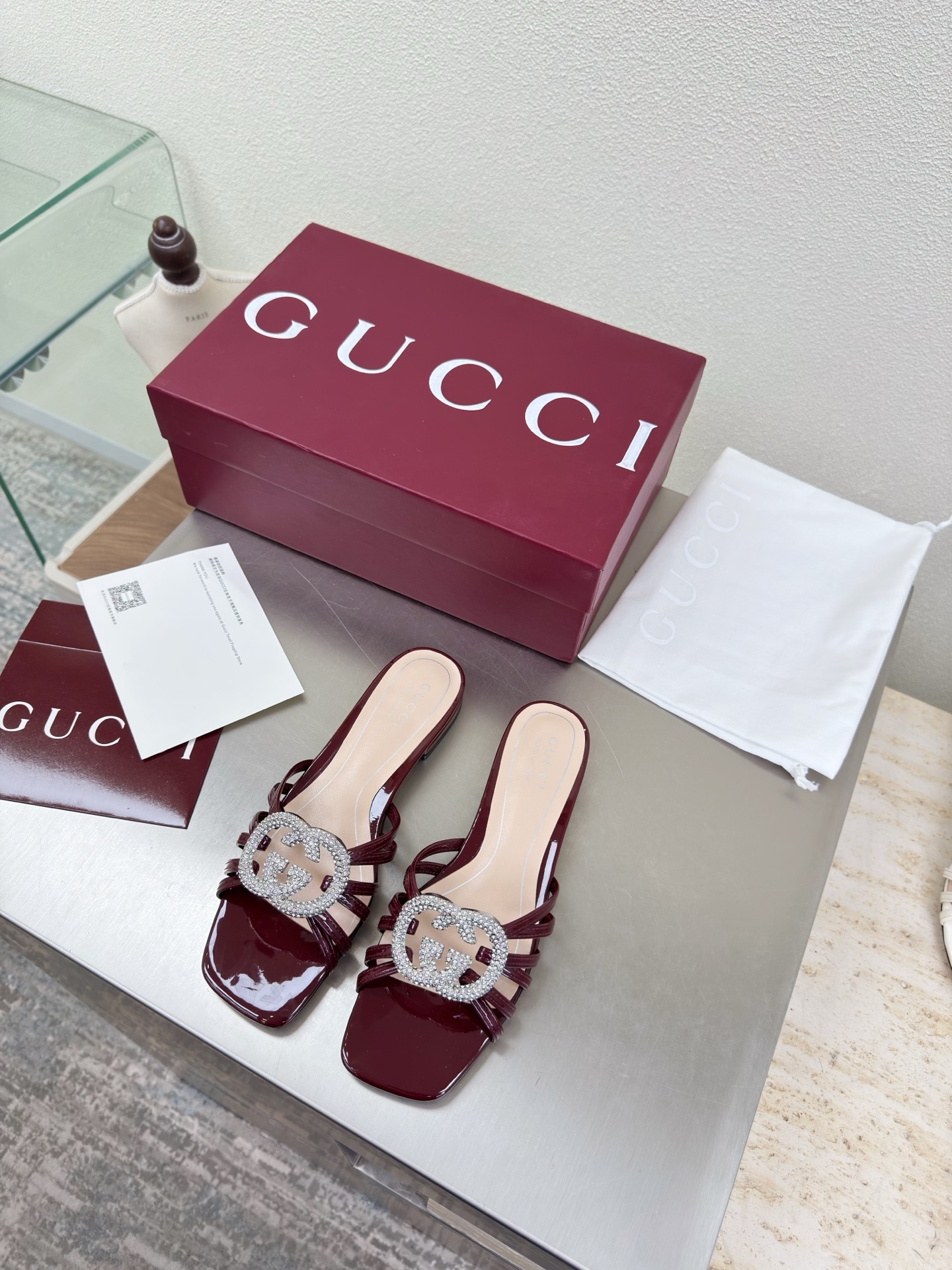 NO:669274,Double G diamond buckle Flat bottom classic strap slippers GUCCI Double G logo Classic saddle buckle Burgundy calf patent leather logo (rubber outsole 190) Stylish brand LOGO with super recognition and high recognition. Various products are competing for brands, and super series and high-end products are launched first. GUCCI is not behind the Paris fashion show model.  This series interprets new fashion charm and continues the ultra-high heel design. It has won the favor of well-known overseas bloggers and millions of fans. It is sold well at home and abroad and is out of stock in China. The top version is in candy color. Each color is beautiful and known. Multiple colors are available. Upper shoes: patent leather. Lining: imported leather sheep. Sole shoes: original genuine leather outsole. Size: 35 36 37 38 39 40 41 42 (order 40 41 42)  Packaging: GUCCI full set of original packaging, high heels and slippers, gucci, high heels, slippers, Leather soles19860909双G钻扣 平底经典 条带拖鞋 GUCCI  双G logo 经典马鞍扣  酒红色 小牛漆皮 logo（橡胶大底190）  时尚的品牌LOGO持加,具有超辨高识度各品大争牌恐先推后出超系跟高列GUCCI不也落伍 Guccl巴黎时装秀场款 此系列演绎全新时尚魅力延续超高跟设计,深得海外知名博主青睐千万粉丝博主倾情演绎,畅销海内外国内已经断货,顶级版本糖果色配色,每个颜色都是绝美知知,多颜色供选 面鞋:漆面皮 里内:进口皮羊 底鞋:原版真皮大底 码数:35 36 37 38 39 40 41 42 (40 41 42订) 包装:GUCCI全套原包版装,高跟鞋拖鞋,gucci,high heels,slippers,Leather soles,Women's Shoes