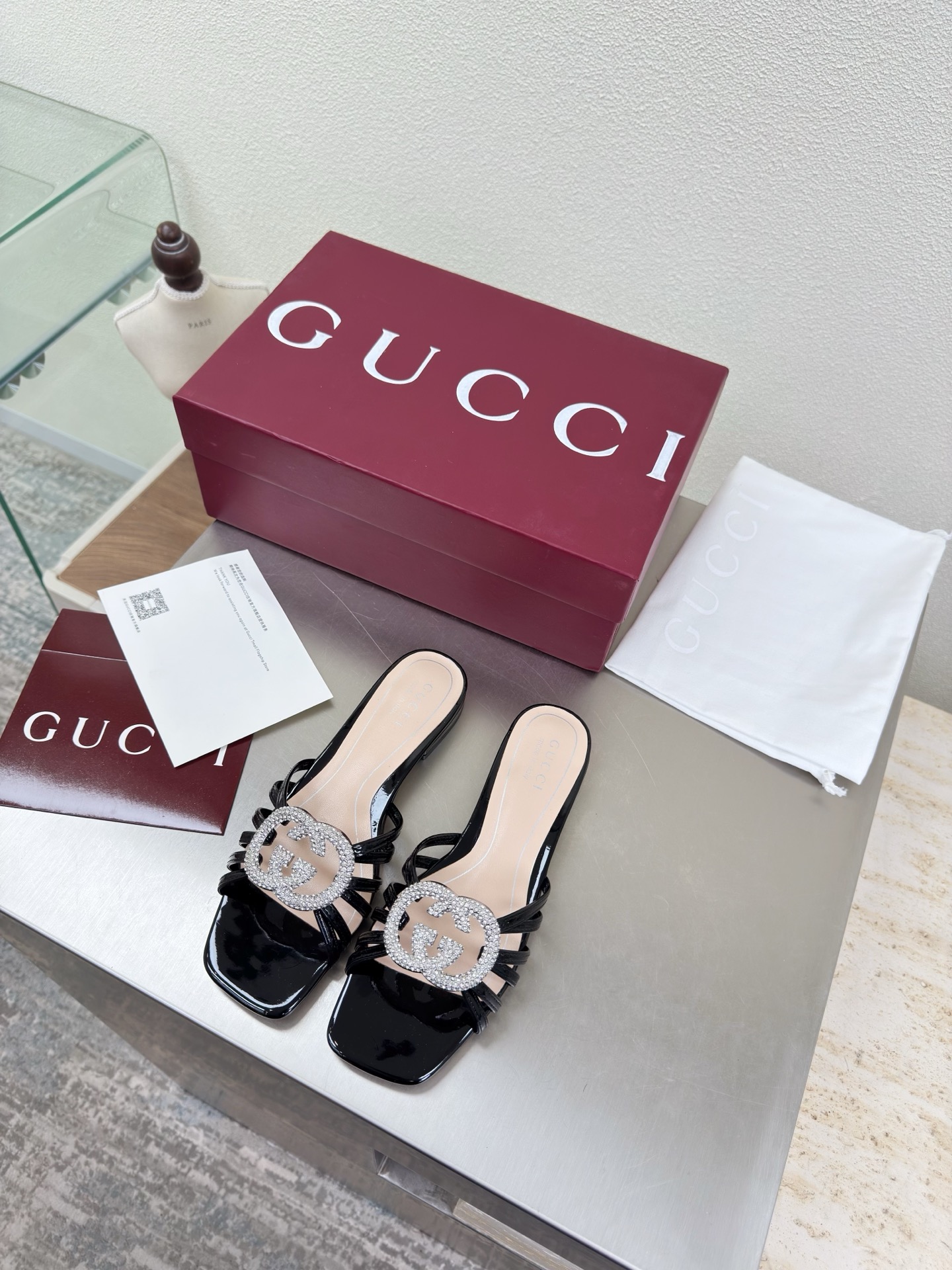NO:669277,Double G diamond buckle, flat bottom classic, striped slippers GUCCI Double G logo, classic saddle buckle, black calf patent leather logo (rubber outsole 190) Fashionable brand LOGO, super recognizable and highly recognizable. Various products are competing for brands, and super series and high-end models are launched first and later. GUCCI is not behind the Gucci Paris fashion show model  This series interprets new fashion charm and continues the ultra-high heel design. It has won the favor of well-known overseas bloggers and millions of fans. It is sold well at home and abroad and is out of stock in China. The top version is in candy color. Each color is beautiful and known. Multiple colors are available. Upper shoes: patent leather. Lining: imported leather sheep. Sole shoes: original genuine leather outsole. Size: 35 36 37 38 39 40 41 42 (order 40 41 42)  Packaging: GUCCI full set of original packaging, high heels and slippers, gucci, high heels, slippers, Leather soles19860909双G钻扣 平底经典 条带拖鞋 GUCCI  双G logo 经典马鞍扣  黑色 小牛漆皮 logo（橡胶大底190）  时尚的品牌LOGO持加,具有超辨高识度各品大争牌恐先推后出超系跟高列GUCCI不也落伍 Guccl巴黎时装秀场款 此系列演绎全新时尚魅力延续超高跟设计,深得海外知名博主青睐千万粉丝博主倾情演绎,畅销海内外国内已经断货,顶级版本糖果色配色,每个颜色都是绝美知知,多颜色供选 面鞋:漆面皮 里内:进口皮羊 底鞋:原版真皮大底 码数:35 36 37 38 39 40 41 42 (40 41 42订) 包装:GUCCI全套原包版装,高跟鞋拖鞋,gucci,high heels,slippers,Leather soles,Women's Shoes