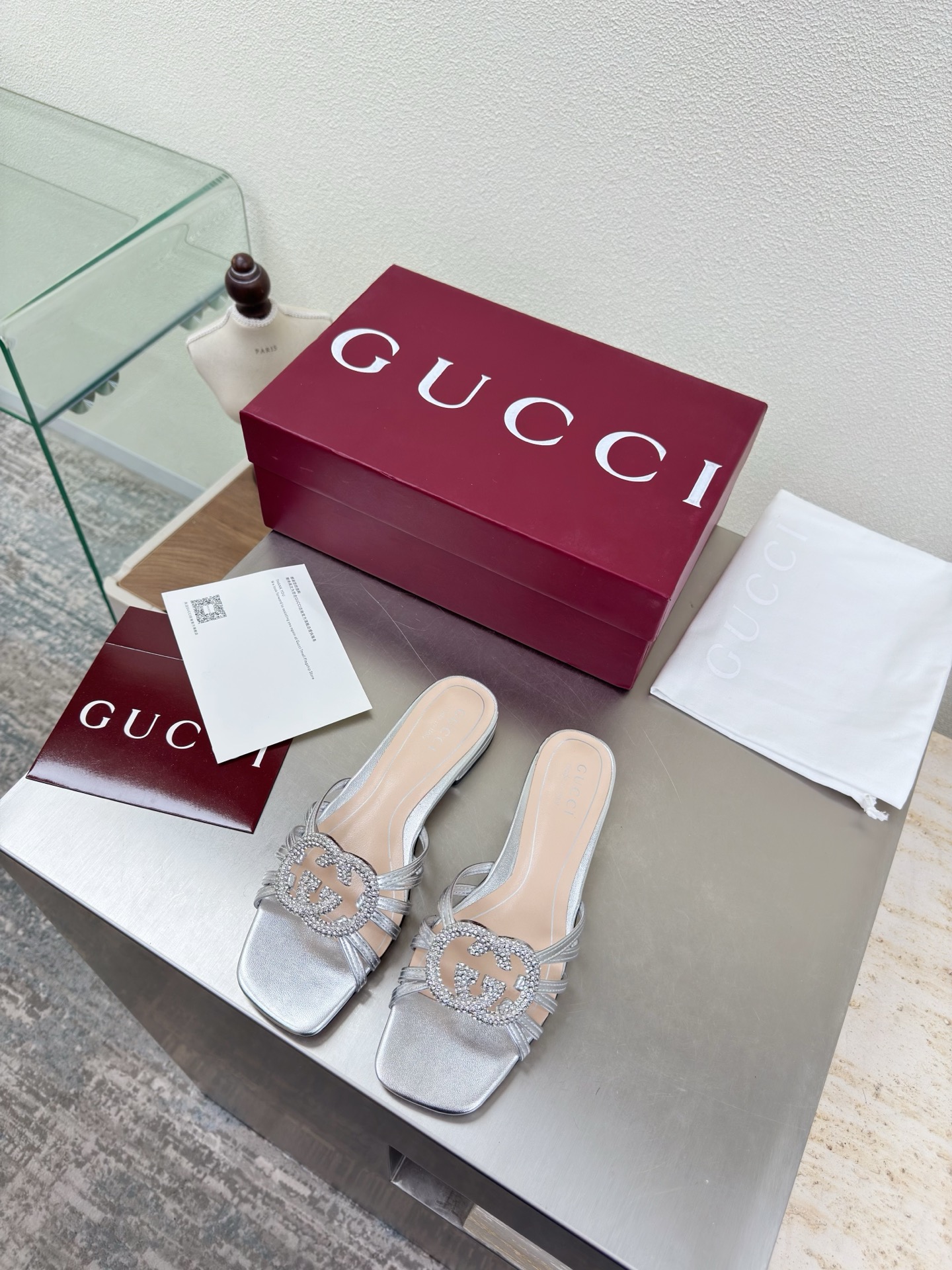 NO:669281,Double G diamond buckle, flat bottom classic, strap slippers, GUCCI, double G logo, classic saddle buckle, silver, calf patent leather logo (rubber outsole 190), fashionable brand LOGO, super recognizable and highly recognizable. Various products are competing for brands, and super series and high-end series are launched first and later. GUCCI is not behind the Gucci Paris fashion show model.  This series interprets new fashion charm and continues the ultra-high heel design. It has won the favor of well-known overseas bloggers and millions of fans. It is sold well at home and abroad and is out of stock in China. The top version is in candy color. Each color is beautiful and known. Multiple colors are available. Upper shoes: patent leather. Lining: imported leather sheep. Sole shoes: original genuine leather outsole. Size: 35 36 37 38 39 40 41 42 (order 40 41 42)  Packaging: GUCCI full set of original packaging, high heels and slippers, gucci, high heels, slippers, Leather soles19860909双G钻扣 平底经典 条带拖鞋 GUCCI  双G logo 经典马鞍扣  银色 小牛漆皮 logo（橡胶大底190）  时尚的品牌LOGO持加,具有超辨高识度各品大争牌恐先推后出超系跟高列GUCCI不也落伍 Guccl巴黎时装秀场款 此系列演绎全新时尚魅力延续超高跟设计,深得海外知名博主青睐千万粉丝博主倾情演绎,畅销海内外国内已经断货,顶级版本糖果色配色,每个颜色都是绝美知知,多颜色供选 面鞋:漆面皮 里内:进口皮羊 底鞋:原版真皮大底 码数:35 36 37 38 39 40 41 42 (40 41 42订) 包装:GUCCI全套原包版装,高跟鞋拖鞋,gucci,high heels,slippers,Leather soles,Women's Shoes