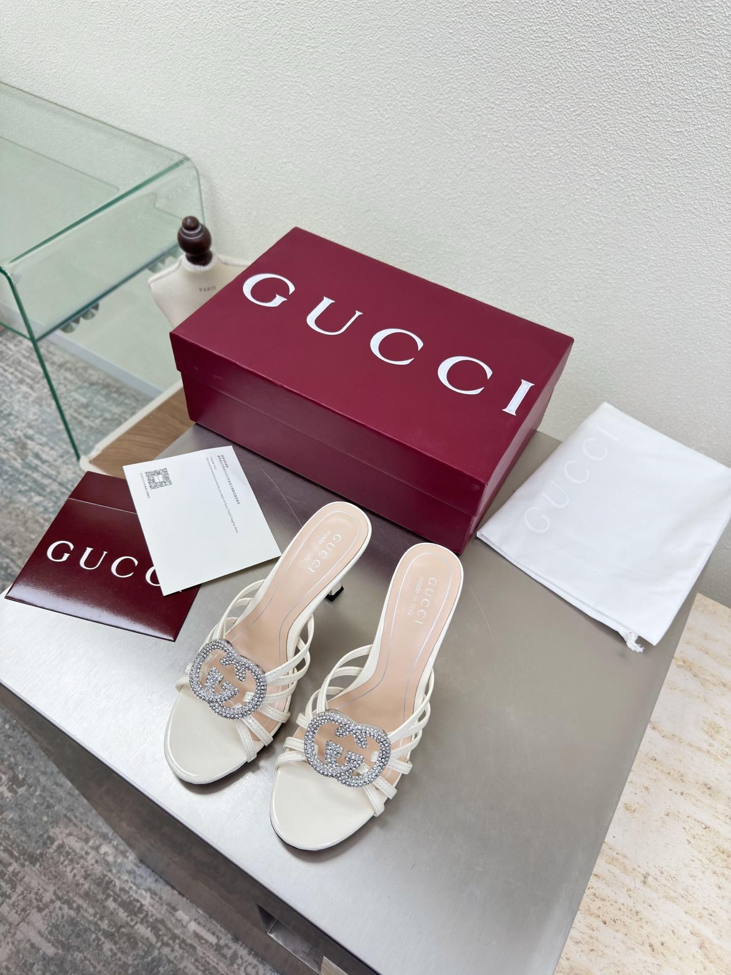 NO:669288,Double G diamond buckle, classic mid-heeled strip slippers, GUCCI, double G logo, classic saddle buckle, off-white, calf patent leather logo (rubber outsole 190), fashionable brand LOGO, super recognizable and highly recognizable. Various brands are competing for brands, and super series and high-series GUCCI is not behind the times. Gucci's Paris fashion show model  This series interprets new fashion charm and continues the ultra-high heel design. It has won the favor of well-known overseas bloggers and millions of fans. It is sold well at home and abroad and is out of stock in China. The top version is in candy color. Each color is beautiful and known. Multiple colors are available. Upper shoes: patent leather. Lining: imported leather sheep. Sole shoes: original genuine leather outsole. Size: 35 36 37 38 39 40 41 42 (order 40 41 42)  Packaging: GUCCI full set of original packaging, high heels and slippers, gucci, high heels, slippers, Leather soles19860909双G钻扣 中跟经典 条带拖鞋 GUCCI  双G logo 经典马鞍扣  米白 小牛漆皮 logo（橡胶大底190）  时尚的品牌LOGO持加,具有超辨高识度各品大争牌恐先推后出超系跟高列GUCCI不也落伍 Guccl巴黎时装秀场款 此系列演绎全新时尚魅力延续超高跟设计,深得海外知名博主青睐千万粉丝博主倾情演绎,畅销海内外国内已经断货,顶级版本糖果色配色,每个颜色都是绝美知知,多颜色供选 面鞋:漆面皮 里内:进口皮羊 底鞋:原版真皮大底 码数:35 36 37 38 39 40 41 42 (40 41 42订) 包装:GUCCI全套原包版装,高跟鞋拖鞋,gucci,high heels,slippers,Leather soles,Women's Shoes