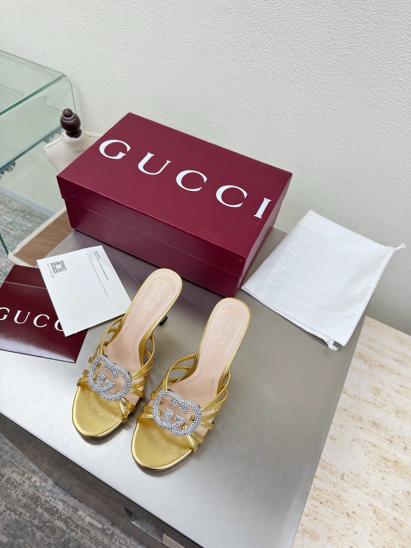 NO:669264,Double G diamond buckle, mid-heeled classic, striped slippers GUCCI Double G logo, classic saddle buckle, gold calf patent leather logo (rubber outsole 190) Fashionable brand LOGO, super recognizable and highly recognizable. Various products are competing for brands, and super series and high-series GUCCI is not also behind the Gucci Paris fashion show model  This series interprets new fashion charm and continues the ultra-high heel design. It has won the favor of well-known overseas bloggers and millions of fans. It is sold well at home and abroad and is out of stock in China. The top version is in candy color. Each color is beautiful and known. Multiple colors are available. Upper shoes: patent leather. Lining: imported leather sheep. Sole shoes: original genuine leather outsole. Size: 35 36 37 38 39 40 41 42 (order 40 41 42)  Packaging: GUCCI full set of original packaging, high heels and slippers, gucci, high heels, slippers, Leather soles19860909双G钻扣 中跟经典 条带拖鞋 GUCCI  双G logo 经典马鞍扣  金色 小牛漆皮 logo（橡胶大底190）  时尚的品牌LOGO持加,具有超辨高识度各品大争牌恐先推后出超系跟高列GUCCI不也落伍 Guccl巴黎时装秀场款 此系列演绎全新时尚魅力延续超高跟设计,深得海外知名博主青睐千万粉丝博主倾情演绎,畅销海内外国内已经断货,顶级版本糖果色配色,每个颜色都是绝美知知,多颜色供选 面鞋:漆面皮 里内:进口皮羊 底鞋:原版真皮大底 码数:35 36 37 38 39 40 41 42 (40 41 42订) 包装:GUCCI全套原包版装,高跟鞋拖鞋,gucci,high heels,slippers,Leather soles,Women's Shoes