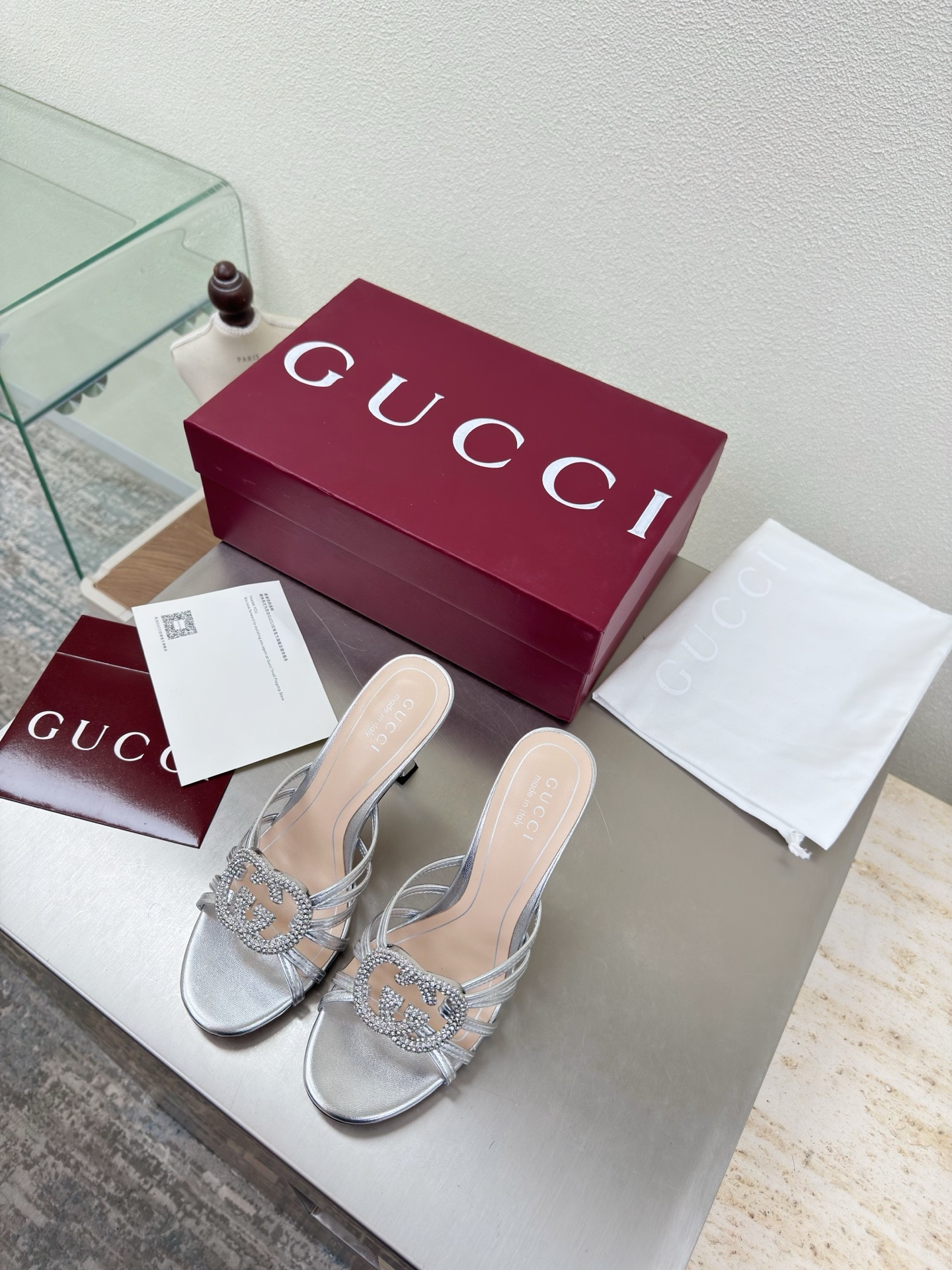 NO:669289,Double G diamond buckle, mid-heel, classic strap slippers, GUCCI, double G logo, classic saddle buckle, silver calf patent leather logo (rubber outsole 190), fashionable brand LOGO, super recognizable and highly recognizable. Various brands are competing for brands, and super series and high-series GUCCI is not also behind the Gucci Paris fashion show model  This series interprets new fashion charm and continues the ultra-high heel design. It has won the favor of well-known overseas bloggers and millions of fans. It is sold well at home and abroad and is out of stock in China. The top version is in candy color. Each color is beautiful and known. Multiple colors are available. Upper shoes: patent leather. Lining: imported leather sheep. Sole shoes: original genuine leather outsole. Size: 35 36 37 38 39 40 41 42 (order 40 41 42)  Packaging: GUCCI full set of original packaging, high heels and slippers, gucci, high heels, slippers, Leather soles19860909双G钻扣 中跟 经典 条带拖鞋 GUCCI  双G logo 经典马鞍扣  银色小牛漆皮 logo（橡胶大底190）  时尚的品牌LOGO持加,具有超辨高识度各品大争牌恐先推后出超系跟高列GUCCI不也落伍 Guccl巴黎时装秀场款 此系列演绎全新时尚魅力延续超高跟设计,深得海外知名博主青睐千万粉丝博主倾情演绎,畅销海内外国内已经断货,顶级版本糖果色配色,每个颜色都是绝美知知,多颜色供选 面鞋:漆面皮 里内:进口皮羊 底鞋:原版真皮大底 码数:35 36 37 38 39 40 41 42 (40 41 42订) 包装:GUCCI全套原包版装,高跟鞋拖鞋,gucci,high heels,slippers,Leather soles,Women's Shoes