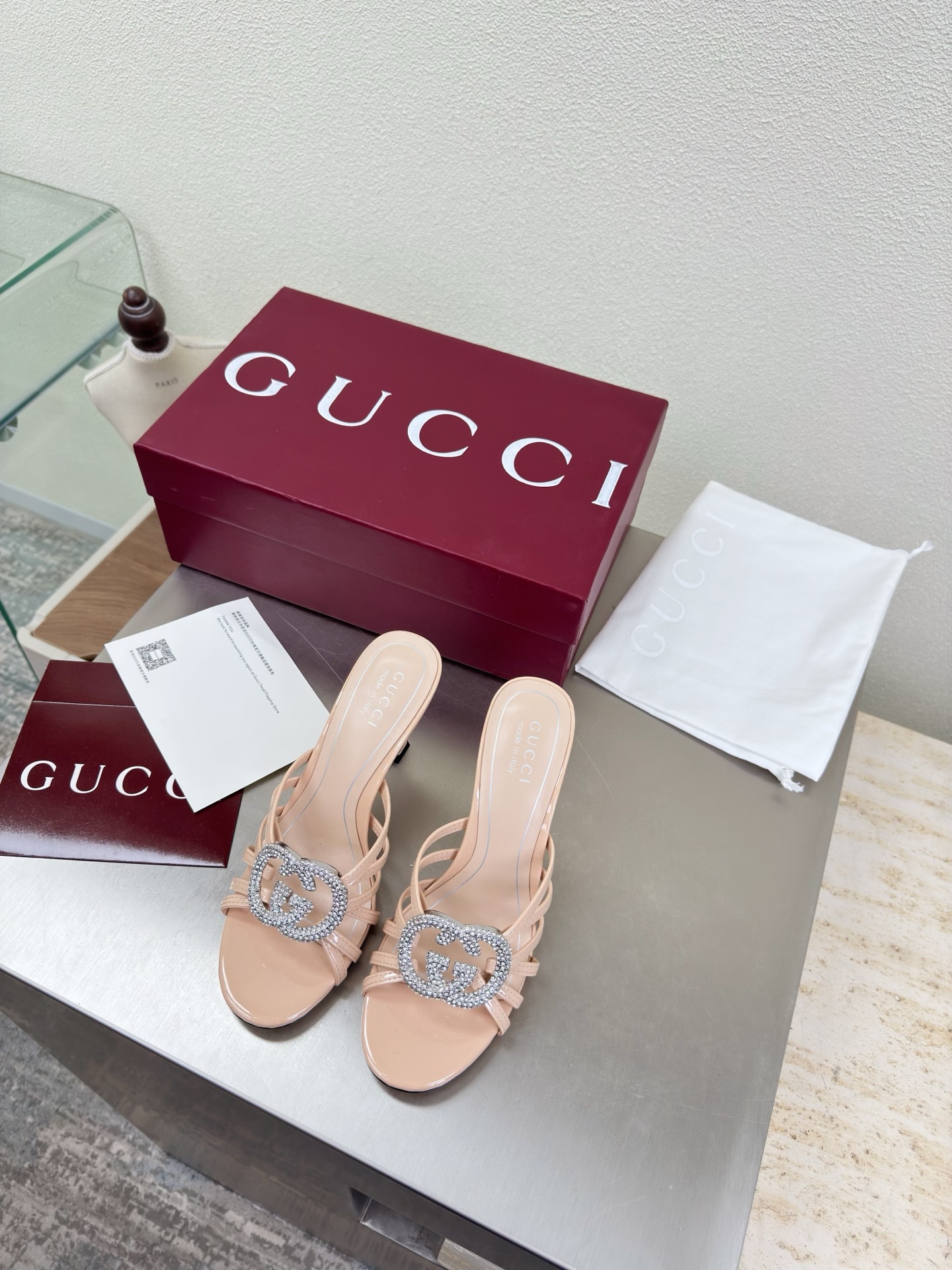 NO:669267,Double G diamond buckle, mid-heeled classic, striped slippers GUCCI Double G logo, classic saddle buckle, pink calf patent leather logo (rubber outsole 190) Fashionable brand LOGO, super recognizable and highly recognizable. Various products are competing for brands and will be launched first and then come out. Super series and high-end GUCCI is not behind the Gucci Paris fashion show model  This series interprets new fashion charm and continues the ultra-high heel design. It has won the favor of well-known overseas bloggers and millions of fans. It is sold well at home and abroad and is out of stock in China. The top version is in candy color. Each color is beautiful and known. Multiple colors are available. Upper shoes: patent leather. Lining: imported leather sheep. Sole shoes: original genuine leather outsole. Size: 35 36 37 38 39 40 41 42 (order 40 41 42)  Packaging: GUCCI full set of original packaging, high heels and slippers, gucci, high heels, slippers, Leather soles19860909双G钻扣 中跟经典 条带拖鞋 GUCCI  双G logo 经典马鞍扣  粉色 小牛漆皮 logo（橡胶大底190）  时尚的品牌LOGO持加,具有超辨高识度各品大争牌恐先推后出超系跟高列GUCCI不也落伍 Guccl巴黎时装秀场款 此系列演绎全新时尚魅力延续超高跟设计,深得海外知名博主青睐千万粉丝博主倾情演绎,畅销海内外国内已经断货,顶级版本糖果色配色,每个颜色都是绝美知知,多颜色供选 面鞋:漆面皮 里内:进口皮羊 底鞋:原版真皮大底 码数:35 36 37 38 39 40 41 42 (40 41 42订) 包装:GUCCI全套原包版装,高跟鞋拖鞋,gucci,high heels,slippers,Leather soles,Women's Shoes