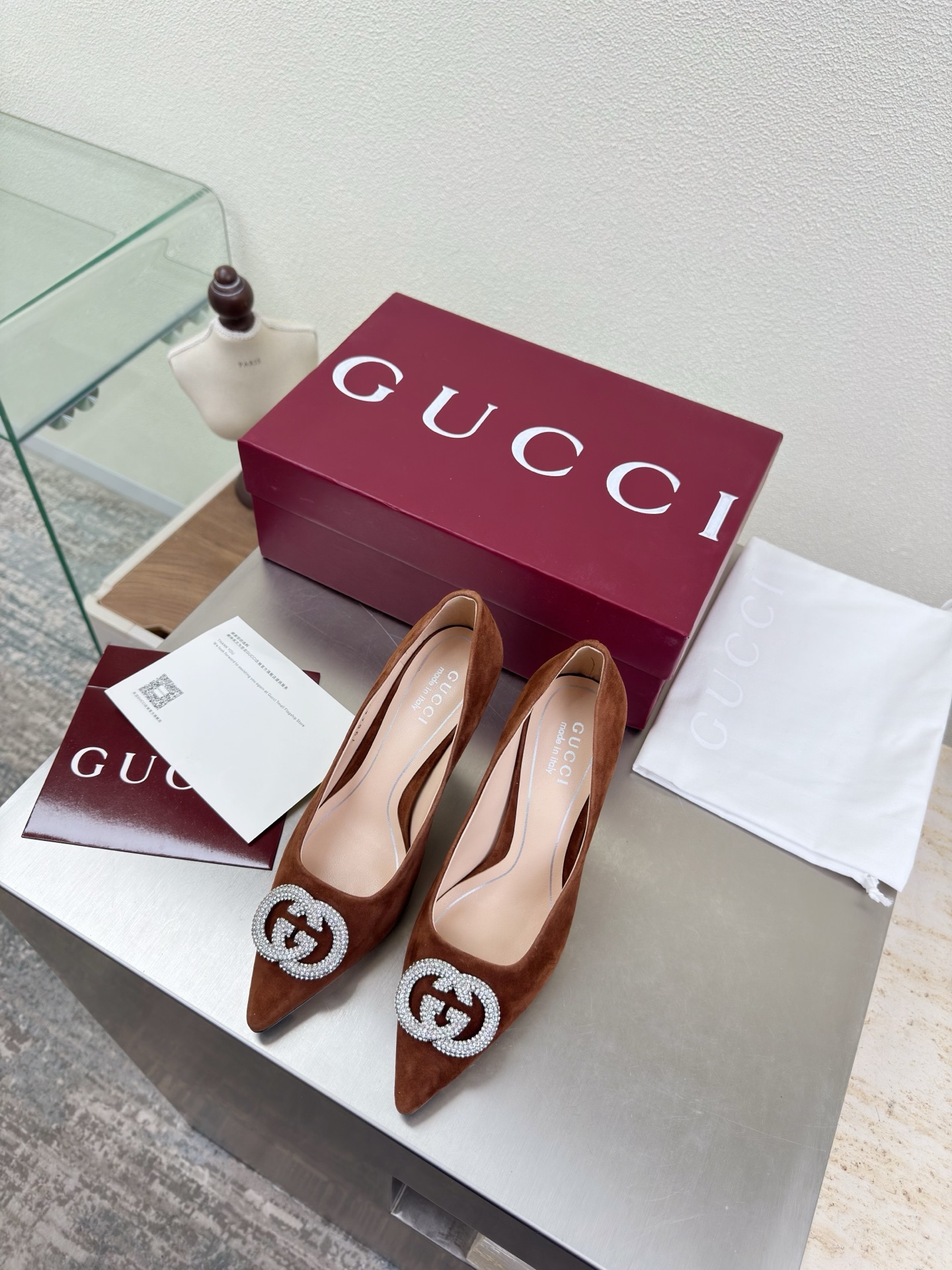 NO:669290,Double G diamond buckle, classic single shoe GUCCI Double G logo, brown cashmere logo, fashionable brand LOGO, super recognizable and highly recognizable. Various products are competing for brands, and super series and high-end series are launched first. GUCCI is not out of date. Gucci Paris fashion show model  This series interprets the new fashion charm and continues the ultra-high heel design. It has won the favor of well-known overseas bloggers and millions of fans. It is sold well at home and abroad and has been sold out in China. The top version is in candy color. Each color is beautiful and known. Multiple colors are available. Upper shoes: sheep suede. Lining: imported sheep. Sole shoes: original genuine leather outsole. Size: 35 36 37 38 39 40 41 42 (order 40 41 42)  Packaging: GUCCI full set of original packaging, high heels and single shoes, gucci, high heels, Leather soles19860909双G钻扣 单鞋经典 GUCCI  双G logo  棕色羊绒 logo   时尚的品牌LOGO持加,具有超辨高识度各品大争牌恐先推后出超系跟高列GUCCI不也落伍 Guccl巴黎时装秀场款 此系列演绎全新时尚魅力延续超高跟设计,深得海外知名博主青睐千万粉丝博主倾情演绎,畅销海内外国内已经断货,顶级版本糖果色配色,每个颜色都是绝美知知,多颜色供选 面鞋:羊反绒皮  里内:进口皮羊 底鞋:原版真皮大底 码数:35 36 37 38 39 40 41 42 (40 41 42订) 包装:GUCCI全套原包版装,高跟鞋单鞋,gucci,high heels,Leather soles,Women's Shoes