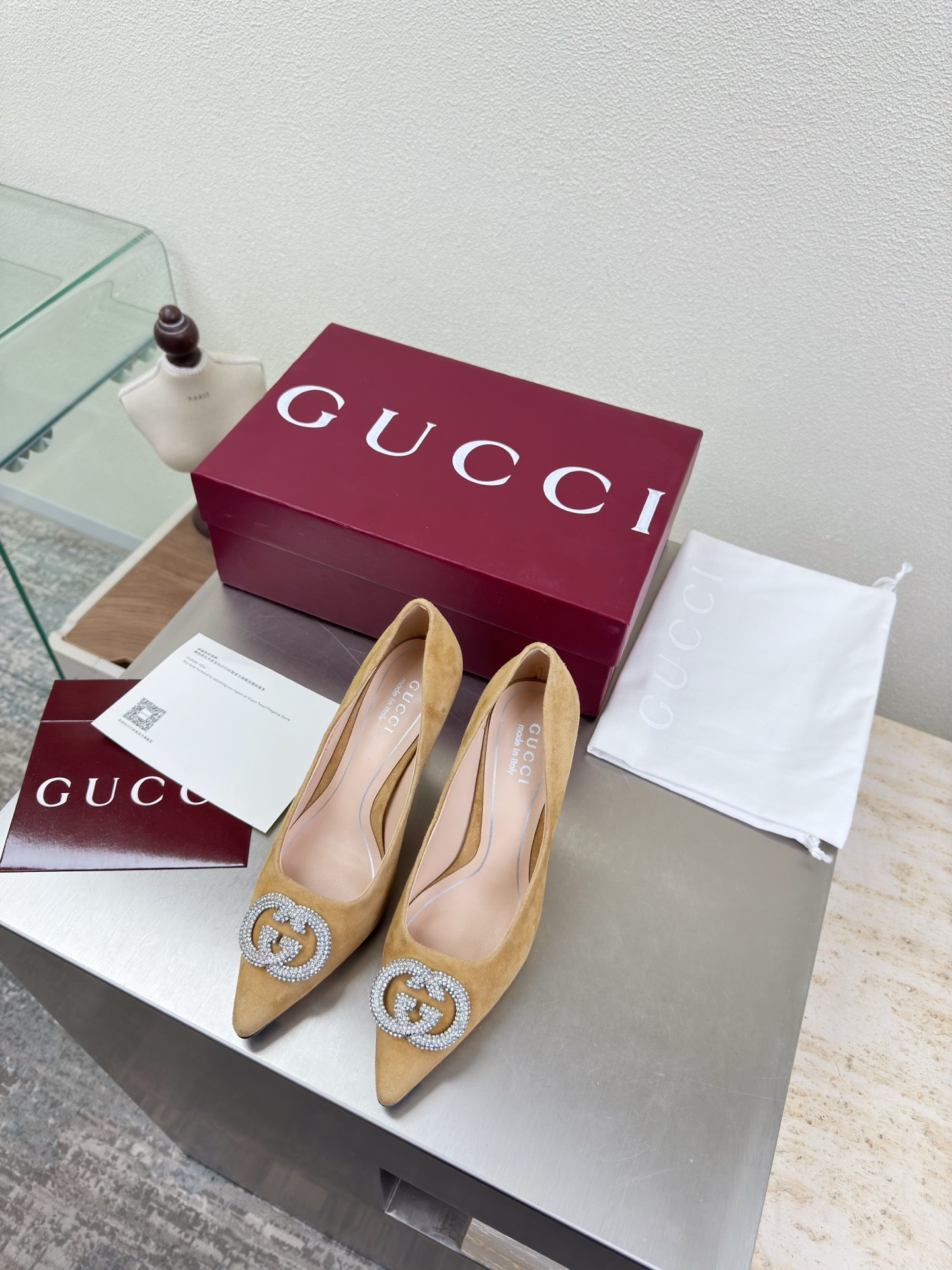 NO:669270,Double G diamond buckle, classic single shoe GUCCI Double G logo, apricot cashmere logo, fashionable brand LOGO, super recognizable and highly recognizable, various products are competing for brands, and super series and high-series GUCCI is not out of date. Gucci Paris fashion show model  This series interprets the new fashion charm and continues the ultra-high heel design. It has won the favor of well-known overseas bloggers and millions of fans. It is sold well at home and abroad and has been sold out in China. The top version is in candy color. Each color is beautiful and known. Multiple colors are available. Upper shoes: sheep suede. Lining: imported sheep. Sole shoes: original genuine leather outsole. Size: 35 36 37 38 39 40 41 42 (order 40 41 42)  Packaging: GUCCI full set of original packaging, high heels and single shoes, gucci, high heels, Leather soles19860909双G钻扣 单鞋经典 GUCCI  双G logo  杏色羊绒 logo   时尚的品牌LOGO持加,具有超辨高识度各品大争牌恐先推后出超系跟高列GUCCI不也落伍 Guccl巴黎时装秀场款 此系列演绎全新时尚魅力延续超高跟设计,深得海外知名博主青睐千万粉丝博主倾情演绎,畅销海内外国内已经断货,顶级版本糖果色配色,每个颜色都是绝美知知,多颜色供选 面鞋:羊反绒皮  里内:进口皮羊 底鞋:原版真皮大底 码数:35 36 37 38 39 40 41 42 (40 41 42订) 包装:GUCCI全套原包版装,高跟鞋单鞋,gucci,high heels,Leather soles,Women's Shoes