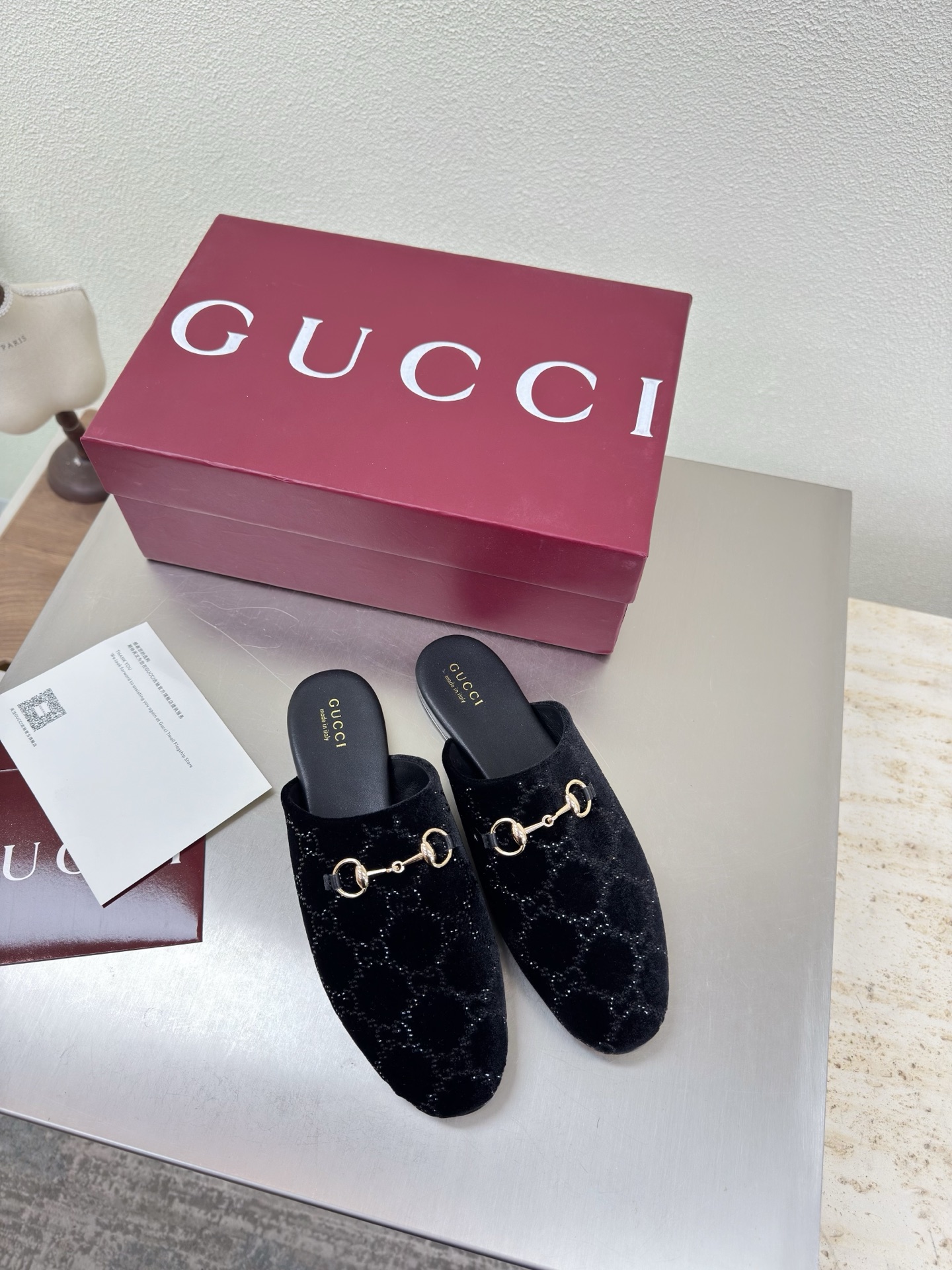 NO:669282,Double G Diamond Logo Flat Bottom Classic Saddle Buckle Slippers GUCCI Double G Logo Classic Saddle Buckle Black Double G Hot Diamond Logo Stylish brand LOGO with super recognition and high recognition. Various products compete for brands and are likely to be launched first and later in super series and high-end series. GUCCI is not behind the times at the Gucci Paris fashion show.  This series interprets new fashion charm and continues the ultra-high heel design. It has won the favor of well-known overseas bloggers and millions of fans. It is sold well at home and abroad and has been sold out in China. The top version is in candy color. Each color is absolutely beautiful and has multiple colors to choose from. Upper shoes: velvet. Lining: imported leather sheep. Sole shoes: original genuine leather outsole. Size: 35 36 37 38 39 40 41 42 (order 40 41 42)  Packaging: GUCCI full set of original packaging, half drag, Gucci, slippers, Leather soles19860909双G钻石logo 平底经典 马鞍扣拖鞋 GUCCI  双G logo 经典马鞍扣  黑色 双G烫钻logo   时尚的品牌LOGO持加,具有超辨高识度各品大争牌恐先推后出超系跟高列GUCCI不也落伍 Guccl巴黎时装秀场款 此系列演绎全新时尚魅力延续超高跟设计,深得海外知名博主青睐千万粉丝博主倾情演绎,畅销海内外国内已经断货,顶级版本糖果色配色,每个颜色都是绝美知知,多颜色供选 面鞋:天鹅绒 里内:进口皮羊 底鞋:原版真皮大底 码数:35 36 37 38 39 40 41 42 (40 41 42订) 包装:GUCCI全套原包版装,半拖,gucci,slippers,Leather soles,Women's Shoes