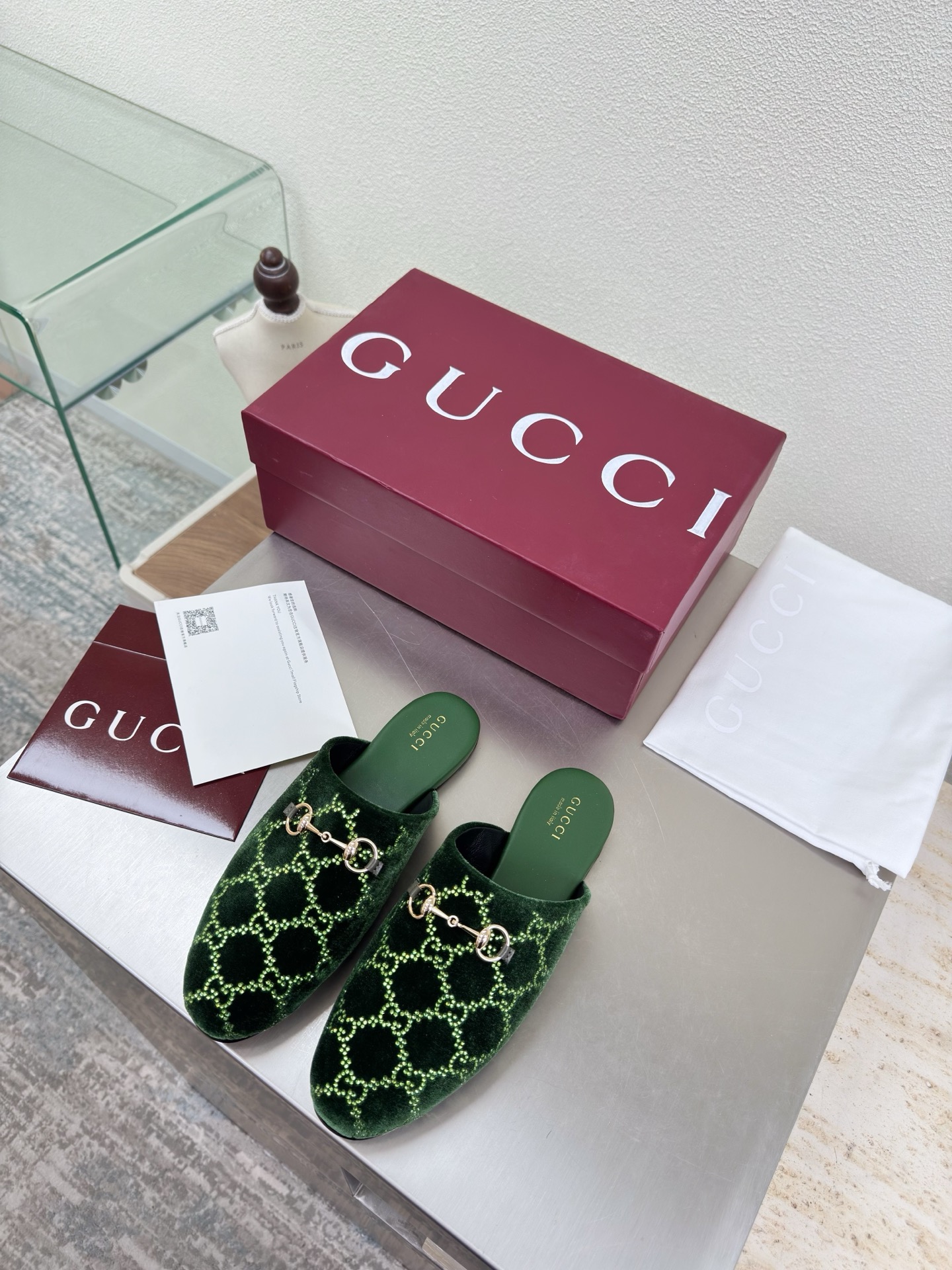 NO:669285,Double G Diamond Logo Flat Bottom Classic Saddle Buckle Slippers GUCCI Double G Logo Classic Saddle Buckle Parrot Green Double G Hot Diamond Logo Stylish brand LOGO with super recognition and high recognition. Various products are competing for brands and may be launched first and then come out with super series and high series. GUCCI is not behind the times at the Gucci Paris fashion show.  This series interprets new fashion charm and continues the ultra-high heel design. It has won the favor of well-known overseas bloggers and millions of fans. It is sold well at home and abroad and has been sold out in China. The top version is in candy color. Each color is absolutely beautiful and has multiple colors to choose from. Upper shoes: velvet. Lining: imported leather sheep. Sole shoes: original genuine leather outsole. Size: 35 36 37 38 39 40 41 42 (order 40 41 42)  Packaging: GUCCI full set of original packaging, half drag, Gucci, slippers, Leather soles19860909双G钻石logo 平底经典 马鞍扣拖鞋 GUCCI  双G logo 经典马鞍扣  鹦鹉绿 双G烫钻logo   时尚的品牌LOGO持加,具有超辨高识度各品大争牌恐先推后出超系跟高列GUCCI不也落伍 Guccl巴黎时装秀场款 此系列演绎全新时尚魅力延续超高跟设计,深得海外知名博主青睐千万粉丝博主倾情演绎,畅销海内外国内已经断货,顶级版本糖果色配色,每个颜色都是绝美知知,多颜色供选 面鞋:天鹅绒 里内:进口皮羊 底鞋:原版真皮大底 码数:35 36 37 38 39 40 41 42 (40 41 42订) 包装:GUCCI全套原包版装,半拖,gucci,slippers,Leather soles,Women's Shoes