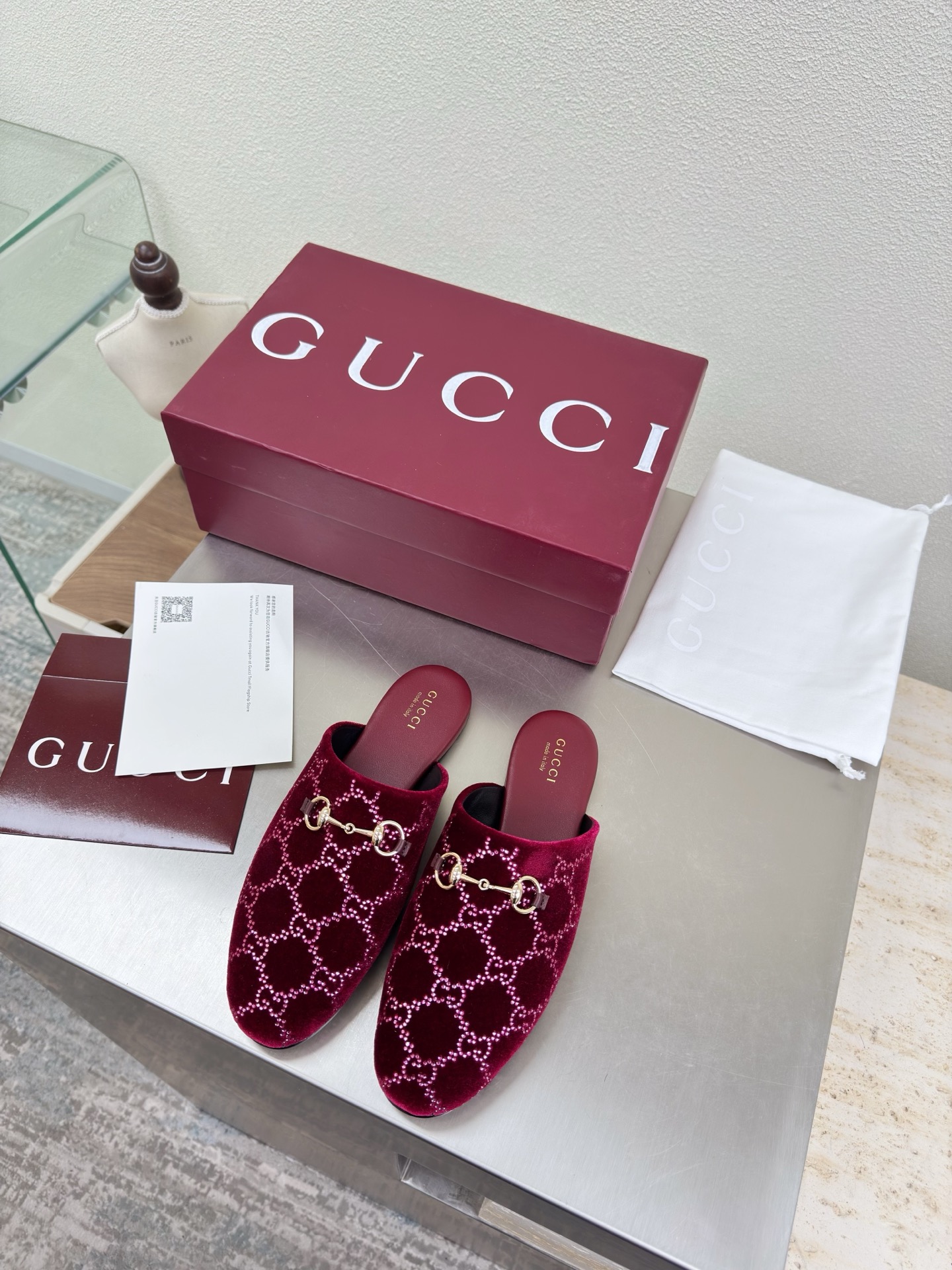 NO:669286,Double G Diamond Logo Flat Bottom Classic Saddle Buckle Slippers GUCCI Double G Logo Classic Saddle Buckle Burgundy Double G Hot Diamond Logo Stylish Brand LOGO Added, Highly Recognizable Various Products Are Competing for Brands and Will Be First Launched Later Super Series Heels High-Series GUCCI Isn't Behind Gucci's Paris Fashion Show Style  This series interprets new fashion charm and continues the ultra-high heel design. It has won the favor of well-known overseas bloggers and millions of fans. It is sold well at home and abroad and has been sold out in China. The top version is in candy color. Each color is absolutely beautiful and has multiple colors to choose from. Upper shoes: velvet. Lining: imported leather sheep. Sole shoes: original genuine leather outsole. Size: 35 36 37 38 39 40 41 42 (order 40 41 42)  Packaging: GUCCI full set of original packaging, half drag, Gucci, slippers, Leather soles19860909双G钻石logo 平底经典 马鞍扣拖鞋 GUCCI  双G logo 经典马鞍扣  酒红色 双G烫钻logo   时尚的品牌LOGO持加,具有超辨高识度各品大争牌恐先推后出超系跟高列GUCCI不也落伍 Guccl巴黎时装秀场款 此系列演绎全新时尚魅力延续超高跟设计,深得海外知名博主青睐千万粉丝博主倾情演绎,畅销海内外国内已经断货,顶级版本糖果色配色,每个颜色都是绝美知知,多颜色供选 面鞋:天鹅绒 里内:进口皮羊 底鞋:原版真皮大底 码数:35 36 37 38 39 40 41 42 (40 41 42订) 包装:GUCCI全套原包版装,半拖,gucci,slippers,Leather soles,Women's Shoes