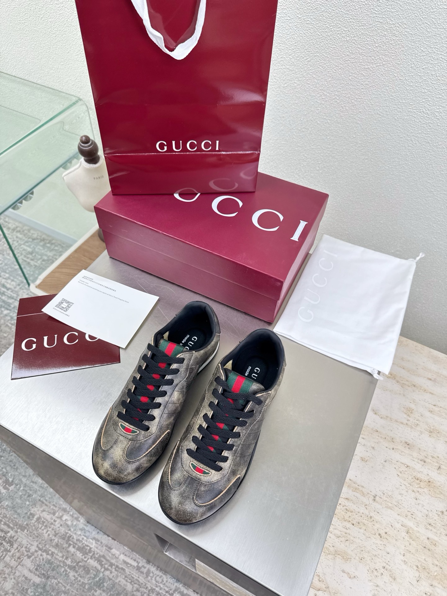 NO:669276,Gucci classic men's and women's Forrest Gump series sneakers GUCCI classic webbing accessories retro distressed men's style 10 Stylish brand LOGO with super-recognizable and high-recognition brands competing for brands, super series and high series GUCCI is not out of date Gucci Paris fashion show style  This series interprets the new fashion charm and continues the ultra-high heel design. It has won the favor of well-known overseas bloggers and millions of fan bloggers. It is sold well at home and abroad and is out of stock. The top version is in candy color. Each color is beautiful and known. Multiple colors are available. Upper shoes: cow suede/sheepskin/classic webbing. Lining: imported sheep. Sole shoes: original one-piece large sole. Size: Female 35 36 37 38 39 40 41 (Female 40 41)  Male 45 order) Male 39 40 41 4243 44 45 Packaging: GUCCI full set of original packaging, casual shoes/sports shoes, gucci, sneakers, sheepskin19860909Gucci 经典男女款 阿甘系列运动鞋 GUCCI  经典织带配饰  复古做旧 男款10   时尚的品牌LOGO持加,具有超辨高识度各品大争牌恐先推后出超系跟高列GUCCI不也落伍 Guccl巴黎时装秀场款 此系列演绎全新时尚魅力延续超高跟设计,深得海外知名博主青睐千万粉丝博主倾情演绎,畅销海内外国内已经断货,顶级版本糖果色配色,每个颜色都是绝美知知,多颜色供选 面鞋:牛反绒皮/羊皮/经典织带 里内:进口皮羊 底鞋:原版一体成型大底 码数:女 35 36 37 38 39 40 41 (女 40 41 男 45订) 男 39 40 41 4243 44 45 包装:GUCCI全套原包版装,休闲鞋/运动鞋,gucci,sneakers,sheepskin,Women's Shoes