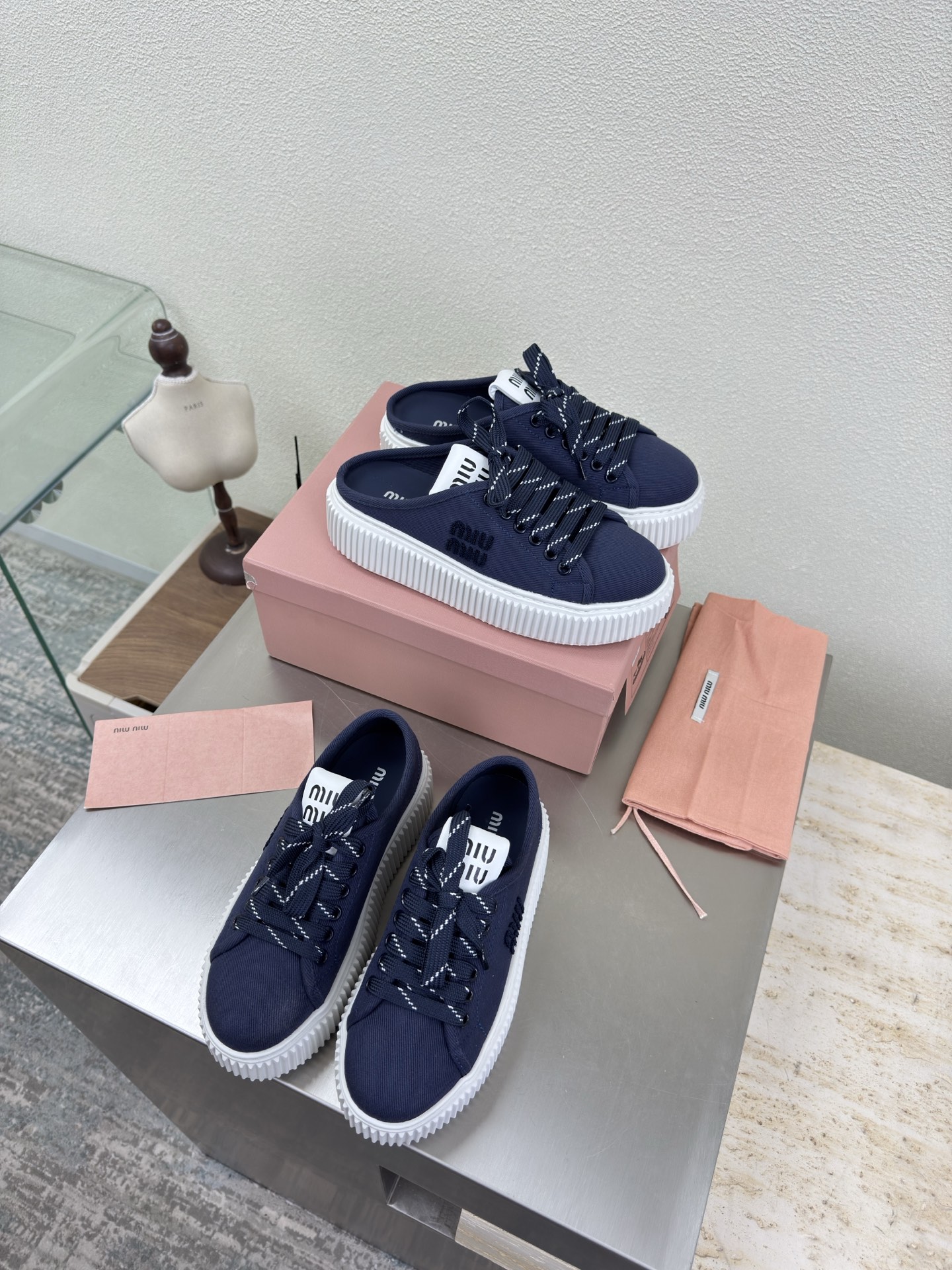 NO:679224,Biscuit sole sneakers classic miu'miu dark blue thick sole design side towel embroidered logo series miu'miu classic comfort production original version consistent molded outsole high version fabric original washed canvas material lining lambskin three-dimensional stitching craft original consistent molded outsole non-slip and durable original version consistent version design girly comfort benchmark version 35 36 37 38 39 40 (40  Code customization) Configure original packaging, casual shoes/sports shoes, miumiu, sneakers, sheepskin19860909饼干底运动鞋 经典 miu'miu 深蓝 厚底设计 侧面毛巾绣 logo 系列 miu'miu 经典舒适 制作  原版一致 成型大底 高版本  面料 原版水洗帆布材质  内里 小羊皮  立体针车工艺    原版一致成型大底 防滑耐穿  原版一致 对版 设计 少女感 舒适  对标对版 35 36 37 38 39 40（40 码定制） 配置原版包装,休闲鞋/运动鞋,miumiu,sneakers,sheepskin,Women's Shoes