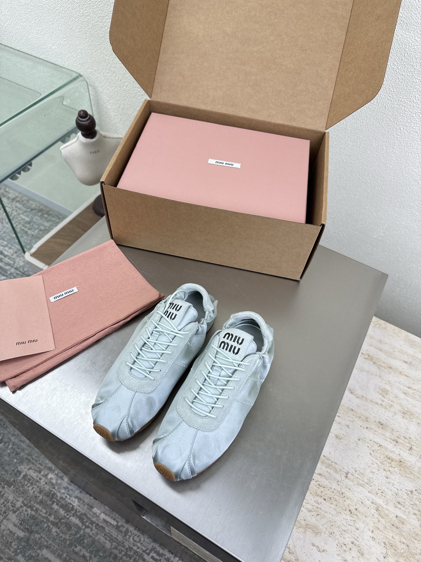 NO:679218,Pleated series Spring style Classic miu'miu Light cyan Classic design Printed leather logo series miu'miu Classic comfort Production Same as the original Formed outsole High version Fabric Original technical fabric/calfskin Lining Lambskin Three-dimensional stitching process Original consistent formed outsole Non-slip and durable Same as the original version Matching design Girly comfort Matching version 35 36 37 38 39 40  41 (customized size 40 41) equipped with original packaging, ballet shoes, miumiu, cowhide, sheepskin19860909褶皱系列 春款 经典 miu'miu 淡青色 经典设计 印刷皮质logo 系列 miu'miu 经典舒适 制作  原版一致 成型大底 高版本  面料 原版科技面料/小牛皮  内里 小羊皮  立体针车工艺    原版一致成型大底 防滑耐穿  原版一致 对版 设计 少女感 舒适  对标对版 35 36 37 38 39 40 41（40 41 码定制） 配置原版包装,芭蕾舞鞋,miumiu,cowhide,sheepskin,Women's Shoes