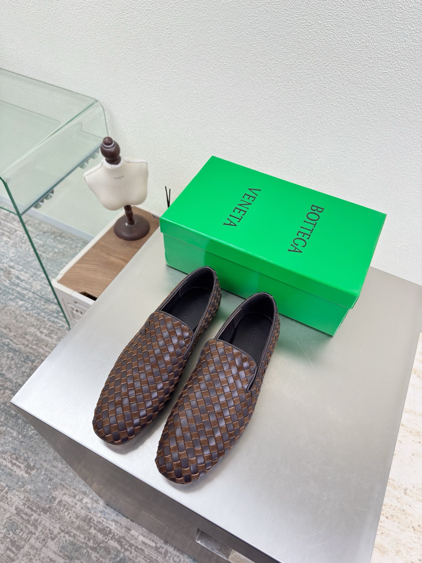 NO:679204,BV 7mm grade single shoes, two-color mixed genuine leather hand-woven BV Knot series single shoes for women, men's style, brown weaving, this classic style is simply BV's latest ceiling, two-color color versatile, simple piece of leather with 7 mm strips, hand-woven, high-end and comfortable, the fabric is made of high-quality calfskin, the foot pads are lined with sheepskin, comfortable and high-end, the outsole is made of Italian genuine leather outsole & injection molded rubber technology, light dyeing technology is used to match the version, and the original packaging is selected  The shoe bags are printed with glue logo technology, the most high-end in the market. Hot melt glue is used to shape the toe and heel. It is easy to rebound and does not deform. The upper stitching is made by an Italian computer needle machine. The workmanship is fine. The original packaging is used. Three-in-one box. Treat customers sincerely. Women's 34 35 36 37 38 39 40 Men's 38 39 40 41 42 43 44 45 46  47 (female 34 40 customized, male 38 45 46 47 4620 4730 customized), loafers half-flop,bottega veneta,loafers,cowhide,sheepskin,Leather soles19860909BV 7毫米级 单鞋 双色混合真皮手工编织 BV Knot系列 单鞋女款 男款 棕色编织 这款经典款 简直bv最新天花板啦 双色彩色百搭  简约一块皮7毫米抽条  手工编织而成 高档舒适 面料选用优质小牛皮 垫脚羊皮内里舒适高端 大底选用意大利真皮大底&注塑橡胶工艺 运用轻染工艺 对标对版 选用原版包装 鞋子布袋采用印胶logo工艺 市场最高端 采用热熔胶定型鞋头 后跟 易回弹不变形  鞋面车线选用意大利电脑针车 做工精细 选用原版包装 三合一盒子 真心对待客人 女款 34 35 36 37 38 39 40  男款 38 39 40 41 42 43 44 45 46 47（女34 40 定制 男38 45 46 47 4620 4730 定制）,乐福鞋半拖,bottega veneta,loafers,cowhide,sheepskin,Leather soles,Women's Shoes