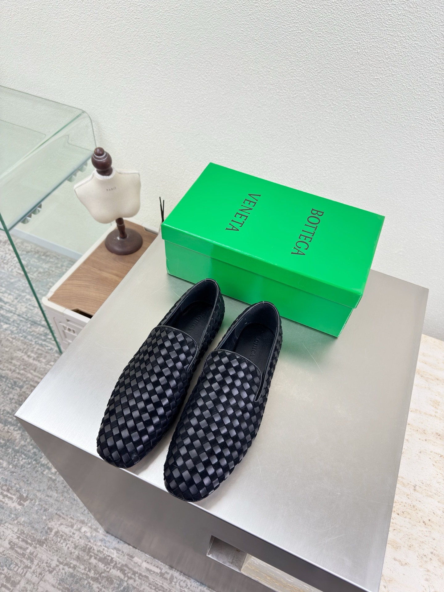 NO:679207,BV 7mm grade single shoes, two-color mixed genuine leather hand-woven BV Knot series single shoes for women, men's style, black weaving, this classic style is simply BV's latest ceiling, two-color color versatile, simple piece of leather with 7 mm strips, hand-woven, high-end and comfortable. The fabric is made of high-quality calfskin, and the foot pads are lined with sheepskin, which is comfortable and high-end. The outsole is made of Italian leather outsole & injection molded rubber technology. Light dyeing technology is used to match the version. Original packaging is selected.  The shoe bags are printed with glue logo technology, the most high-end in the market. Hot melt glue is used to shape the toe and heel. It is easy to rebound and does not deform. The upper stitching is made by an Italian computer needle machine. The workmanship is fine. The original packaging is used. Three-in-one box. Treat customers sincerely. Women's 34 35 36 37 38 39 40 Men's 38 39 40 41 42 43 44 45 46  47 (female 34 40 customized, male 38 45 46 47 4620 4730 customized), loafers half-flop,bottega veneta,loafers,cowhide,sheepskin,Leather soles19860909BV 7毫米级 单鞋 双色混合真皮手工编织 BV Knot系列 单鞋女款 男款 黑色编织 这款经典款 简直bv最新天花板啦 双色彩色百搭  简约一块皮7毫米抽条  手工编织而成 高档舒适 面料选用优质小牛皮 垫脚羊皮内里舒适高端 大底选用意大利真皮大底&注塑橡胶工艺 运用轻染工艺 对标对版 选用原版包装 鞋子布袋采用印胶logo工艺 市场最高端 采用热熔胶定型鞋头 后跟 易回弹不变形  鞋面车线选用意大利电脑针车 做工精细 选用原版包装 三合一盒子 真心对待客人 女款 34 35 36 37 38 39 40  男款 38 39 40 41 42 43 44 45 46 47（女34 40 定制 男38 45 46 47 4620 4730 定制）,乐福鞋半拖,bottega veneta,loafers,cowhide,sheepskin,Leather soles,Women's Shoes