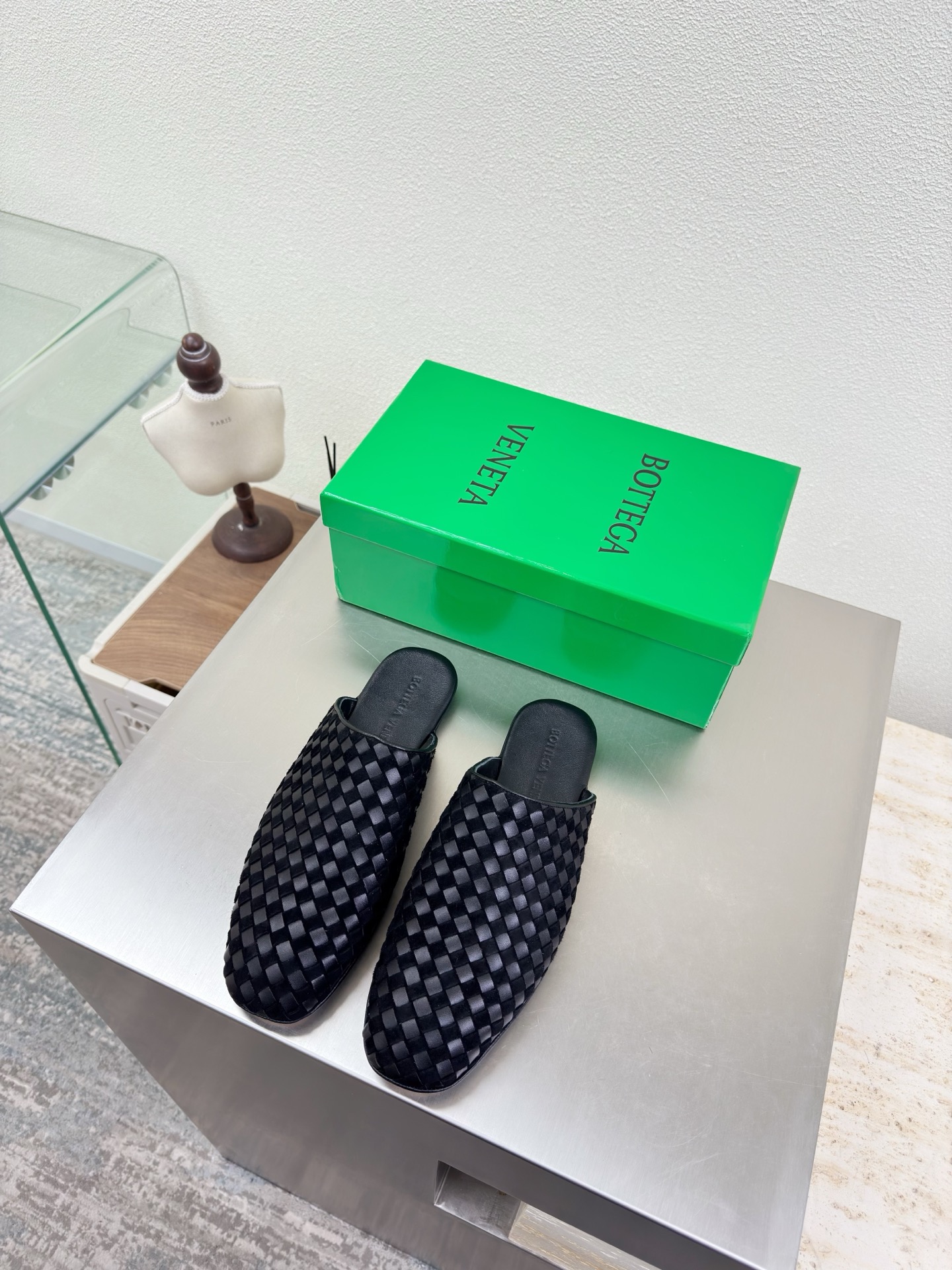 NO:679210,BV 7mm grade single shoes, two-color mixed genuine leather hand-woven BV Knot series slippers for women, men's, black weaving, this classic style is simply BV's latest ceiling, two-color color versatile, simple piece of leather with 7 mm strips, hand-woven, high-end and comfortable, the fabric is made of high-quality calfskin, the foot pads are lined with sheepskin, comfortable and high-end, the outsole is made of Italian genuine leather outsole & injection molded rubber process, light dyeing process is used, and the original packaging is used.  The shoe bags are printed with glue logo technology, the most high-end in the market. Hot melt glue is used to shape the toe and heel. It is easy to rebound and does not deform. The upper stitching is made by an Italian computer needle machine. The workmanship is fine. The original packaging is used. Three-in-one box. Treat customers sincerely. Women's 34 35 36 37 38 39 40 Men's 38 39 40 41 42 43 44 45 46  47 (female 34 40 customized, male 38 45 46 47 4620 4730 customized), loafers half-flop,bottega veneta,loafers,slippers,cowhide,sheepskin,Leather soles19860909BV 7毫米级 单鞋 双色混合真皮手工编织 BV Knot系列 拖鞋女款 男款 黑色编织 这款经典款 简直bv最新天花板啦 双色彩色百搭  简约一块皮7毫米抽条  手工编织而成 高档舒适 面料选用优质小牛皮 垫脚羊皮内里舒适高端 大底选用意大利真皮大底&注塑橡胶工艺 运用轻染工艺 对标对版 选用原版包装 鞋子布袋采用印胶logo工艺 市场最高端 采用热熔胶定型鞋头 后跟 易回弹不变形  鞋面车线选用意大利电脑针车 做工精细 选用原版包装 三合一盒子 真心对待客人 女款 34 35 36 37 38 39 40  男款 38 39 40 41 42 43 44 45 46 47（女34 40 定制 男38 45 46 47 4620 4730 定制）,乐福鞋半拖,bottega veneta,loafers,slippers,cowhide,sheepskin,Leather soles,Women's Shoes