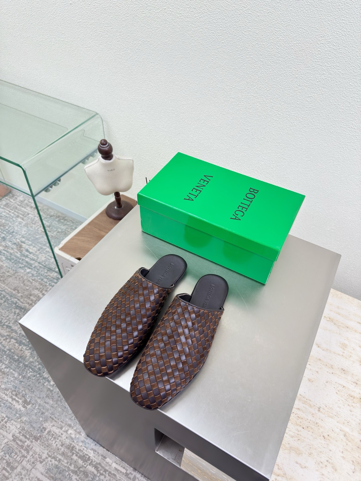 NO:679211,BV 7mm grade single shoes two-color mixed genuine leather hand-woven BV Knot series slippers for women men's brown weaving This classic style is simply BV's latest ceiling two-color color versatile simple piece of leather with 7 mm strips hand-woven high-end and comfortable The fabric is made of high-quality calfskin The padding sheepskin lining is comfortable and high-end The outsole is made of Italian genuine leather outsole & injection molded rubber technology uses light dyeing technology to match the version Use the original packaging  The shoe bags are printed with glue logo technology, the most high-end in the market. Hot melt glue is used to shape the toe and heel. It is easy to rebound and does not deform. The upper stitching is made by an Italian computer needle machine. The workmanship is fine. The original packaging is used. Three-in-one box. Treat customers sincerely. Women's 34 35 36 37 38 39 40 Men's 38 39 40 41 42 43 44 45 46  47 (female 34 40 customized, male 38 45 46 47 4620 4730 customized), loafers half-flop,bottega veneta,loafers,slippers,cowhide,sheepskin,Leather soles19860909BV 7毫米级 单鞋 双色混合真皮手工编织 BV Knot系列 拖鞋女款 男款 棕色编织 这款经典款 简直bv最新天花板啦 双色彩色百搭  简约一块皮7毫米抽条  手工编织而成 高档舒适 面料选用优质小牛皮 垫脚羊皮内里舒适高端 大底选用意大利真皮大底&注塑橡胶工艺 运用轻染工艺 对标对版 选用原版包装 鞋子布袋采用印胶logo工艺 市场最高端 采用热熔胶定型鞋头 后跟 易回弹不变形  鞋面车线选用意大利电脑针车 做工精细 选用原版包装 三合一盒子 真心对待客人 女款 34 35 36 37 38 39 40  男款 38 39 40 41 42 43 44 45 46 47（女34 40 定制 男38 45 46 47 4620 4730 定制）,乐福鞋半拖,bottega veneta,loafers,slippers,cowhide,sheepskin,Leather soles,Women's Shoes