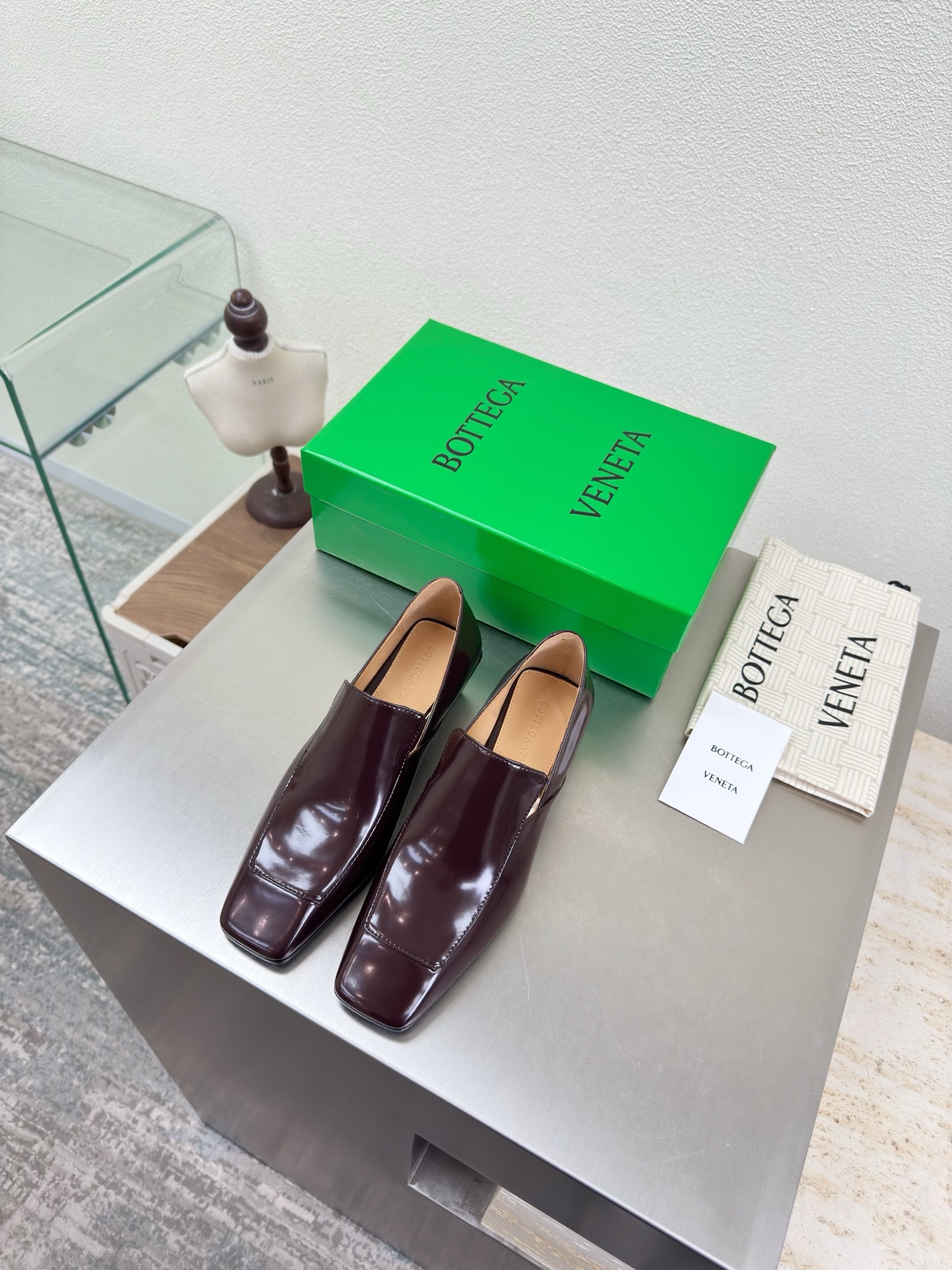 NO:679209,BV early spring, medium heel square toe, small leather shoes, family elements, square heel, open edge vermilion series, medium heel design, high-end, built-in feet, personalized square toe, brown full leather surface, this classic style is simply BV’s latest ceiling, colorful and versatile, handmade, high-end and comfortable.  The shoe bags are printed with glue logo technology, which is the most high-end in the market. Hot melt glue is used to shape the toe and heel. It is easy to rebound and does not deform. The upper stitching is made by an Italian computer needle machine. The workmanship is fine. The original packaging is selected. Treat customers sincerely. 35 36 37 38 39 40 41 42 (40 41 42 customized), loafers, bottega veneta, loafers, cowhide, Leather soles19860909BV 早春 中跟方头 小皮鞋 家族元素 方形跟 开边朱系列 中跟设计 高端 内置垫脚 个性方头 咖啡色全皮面  这款经典款 简直bv最新天花板啦 彩色百搭   手工而成 高档舒适 面料选用开边朱系列  垫脚内里 选用孟加拉水染牛皮内里  舒适高端 大底选用意大利真皮大底 运用轻染工艺 对标对版 选用原版包装 鞋子布袋采用印胶logo工艺 市场最高端 采用热熔胶定型鞋头 后跟 易回弹不变形  鞋面车线选用意大利电脑针车 做工精细 选用原版包装 真心对待客人 35 36 37 38 39 40 41 42 （40 41 42 定制）,乐福鞋,bottega veneta,loafers,cowhide,Leather soles,Women's Shoes