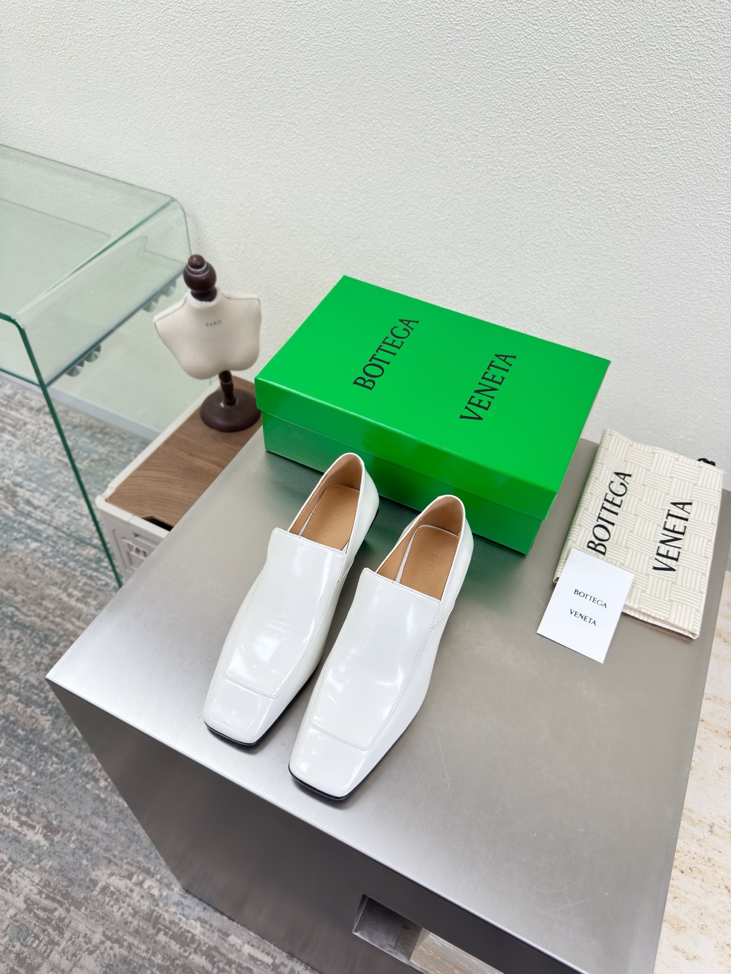 NO:679183,BV early spring, medium heel square toe, small leather shoes, family elements, square heel, open edge vermilion series, medium heel design, high-end, built-in feet, personalized square toe, white full leather surface, this classic style is simply BV’s latest ceiling, colorful and versatile, handmade, high-end and comfortable.  The shoe bags are printed with glue logo technology, which is the most high-end in the market. Hot melt glue is used to shape the toe and heel. It is easy to rebound and does not deform. The upper stitching is made by an Italian computer needle machine. The workmanship is fine. The original packaging is selected. Treat customers sincerely. 35 36 37 38 39 40 41 42 (40 41 42 customized), loafers, bottega veneta, loafers, cowhide, Leather soles19860909BV 早春 中跟方头 小皮鞋 家族元素 方形跟 开边朱系列 中跟设计 高端 内置垫脚 个性方头 白色全皮面  这款经典款 简直bv最新天花板啦 彩色百搭   手工而成 高档舒适 面料选用开边朱系列  垫脚内里 选用孟加拉水染牛皮内里  舒适高端 大底选用意大利真皮大底 运用轻染工艺 对标对版 选用原版包装 鞋子布袋采用印胶logo工艺 市场最高端 采用热熔胶定型鞋头 后跟 易回弹不变形  鞋面车线选用意大利电脑针车 做工精细 选用原版包装 真心对待客人 35 36 37 38 39 40 41 42 （40 41 42 定制）,乐福鞋,bottega veneta,loafers,cowhide,Leather soles,Women's Shoes