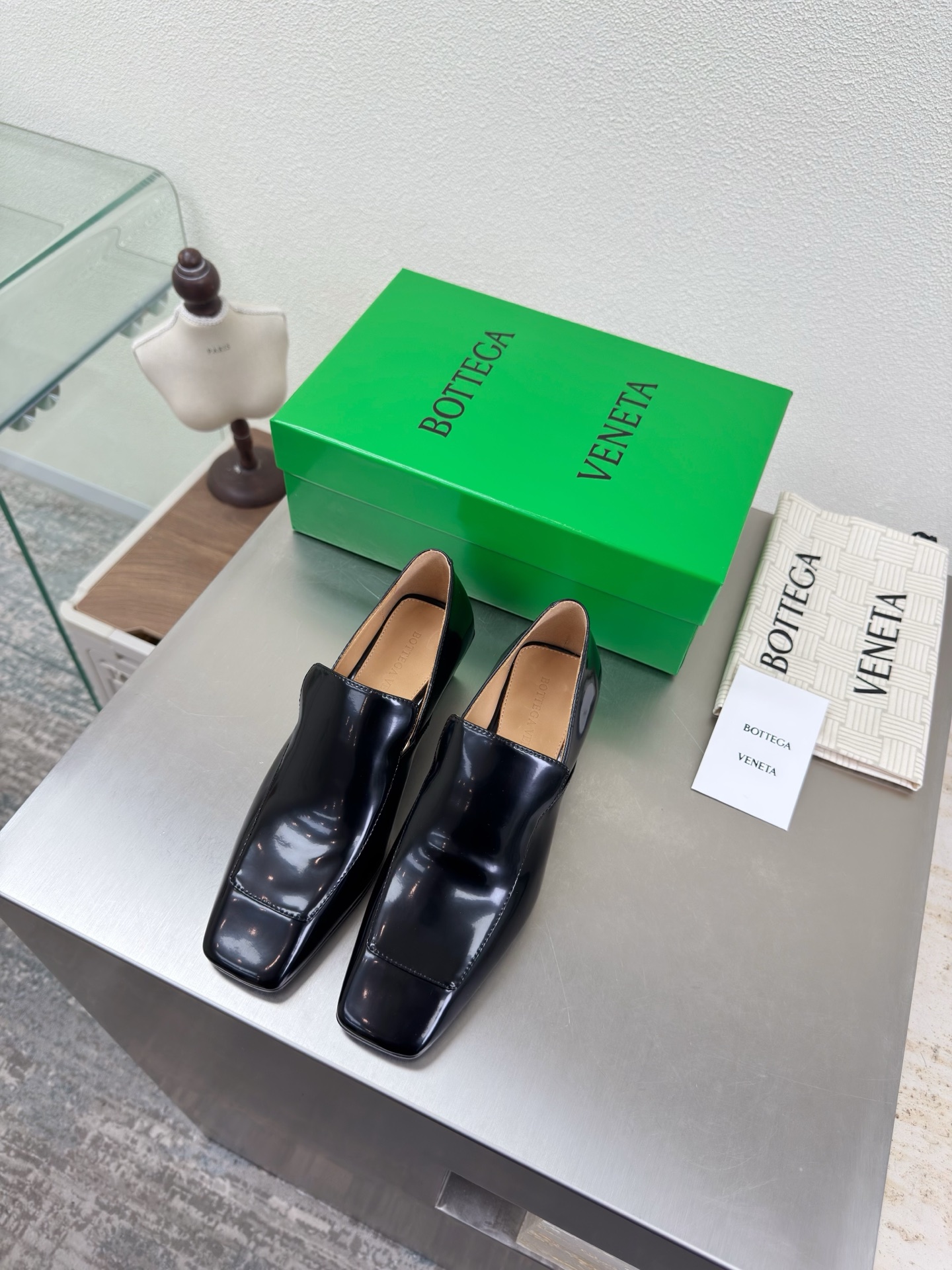 NO:679185,BV early spring, medium heel square toe, small leather shoes, family elements, square heel, open edge vermilion series, medium heel design, high-end, built-in feet, personalized square toe, black full leather surface, this classic style is simply BV’s latest ceiling, colorful and versatile, handmade, high-end and comfortable.  The shoe bags are printed with glue logo technology, which is the most high-end in the market. Hot melt glue is used to shape the toe and heel. It is easy to rebound and does not deform. The upper stitching is made by an Italian computer needle machine. The workmanship is fine. The original packaging is selected. Treat customers sincerely. 35 36 37 38 39 40 41 42 (40 41 42 customized), loafers, bottega veneta, loafers, cowhide, Leather soles19860909BV 早春 中跟方头 小皮鞋 家族元素 方形跟 开边朱系列 中跟设计 高端 内置垫脚 个性方头 黑色全皮面  这款经典款 简直bv最新天花板啦 彩色百搭   手工而成 高档舒适 面料选用开边朱系列  垫脚内里 选用孟加拉水染牛皮内里  舒适高端 大底选用意大利真皮大底 运用轻染工艺 对标对版 选用原版包装 鞋子布袋采用印胶logo工艺 市场最高端 采用热熔胶定型鞋头 后跟 易回弹不变形  鞋面车线选用意大利电脑针车 做工精细 选用原版包装 真心对待客人 35 36 37 38 39 40 41 42 （40 41 42 定制）,乐福鞋,bottega veneta,loafers,cowhide,Leather soles,Women's Shoes