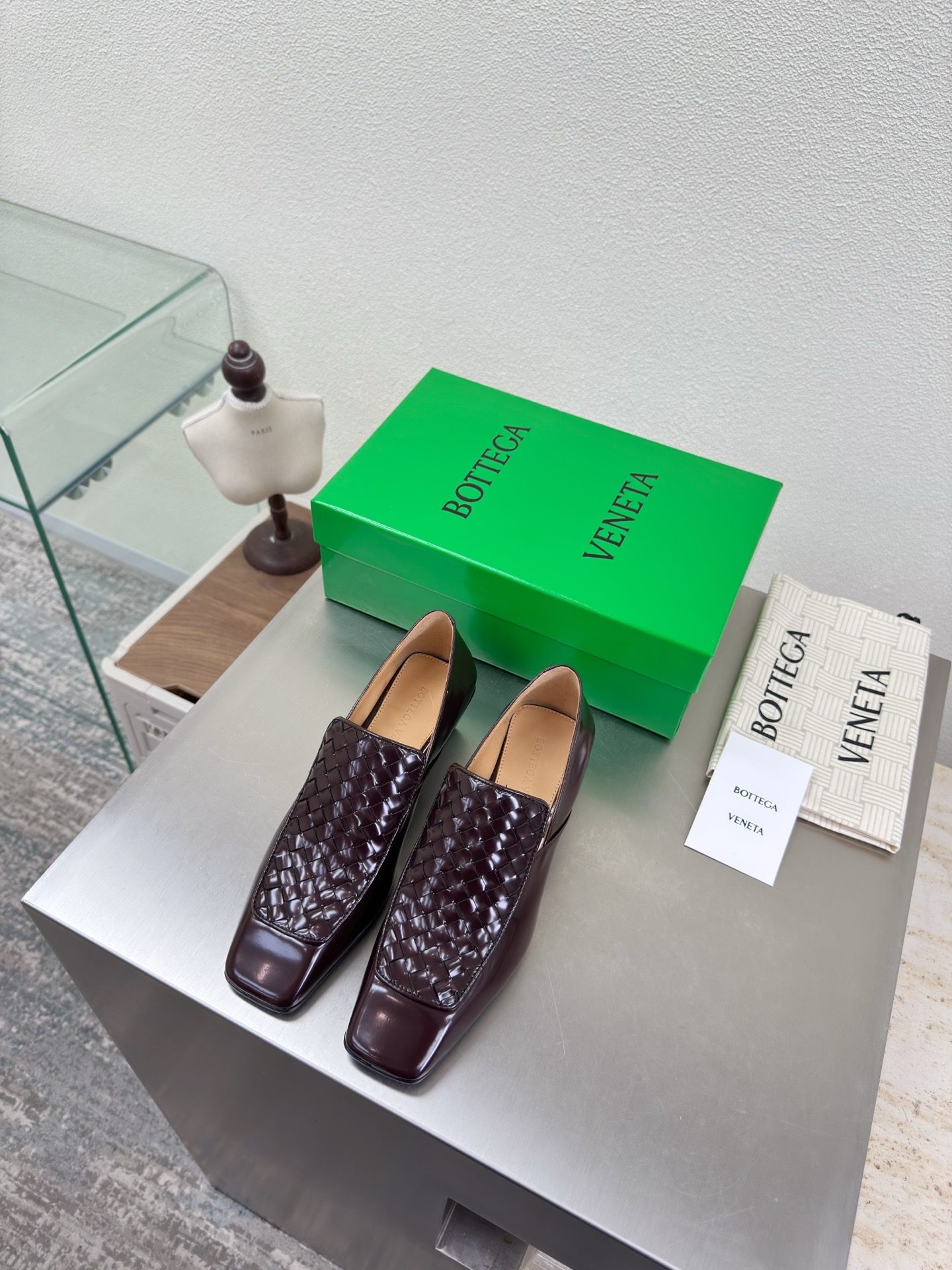 NO:679189,BV early spring, medium heel, square toe, small leather shoes, family elements, square heel, open-edge vermilion series, mid-heel design, high-end, built-in feet, personalized square toe, coffee color with hand-woven upper, this classic model is simply BV’s latest ceiling, versatile in color, handmade, high-end and comfortable, open-edge vermilion series fabric is used for the inner lining of the feet, Bangladesh water-dyed cowhide lining is used, comfortable and high-end, Italian genuine leather outsole is used for the outsole, light dyeing process is used, and the original packaging is used.  The shoe bags are printed with glue logo technology, which is the most high-end in the market. Hot melt glue is used to shape the toe and heel. It is easy to rebound and does not deform. The upper stitching is made by an Italian computer needle machine. The workmanship is fine. The original packaging is selected. Treat customers sincerely. 35 36 37 38 39 40 41 42 (40 41 42 customized), loafers, bottega veneta, loafers, cowhide, Leather soles19860909BV 早春 中跟方头 小皮鞋 家族元素 方形跟 开边朱系列 中跟设计 高端 内置垫脚 个性方头 咖啡色配手工编织鞋面  这款经典款 简直bv最新天花板啦 彩色百搭   手工而成 高档舒适 面料选用开边朱系列  垫脚内里 选用孟加拉水染牛皮内里  舒适高端 大底选用意大利真皮大底 运用轻染工艺 对标对版 选用原版包装 鞋子布袋采用印胶logo工艺 市场最高端 采用热熔胶定型鞋头 后跟 易回弹不变形  鞋面车线选用意大利电脑针车 做工精细 选用原版包装 真心对待客人 35 36 37 38 39 40 41 42 （40 41 42 定制）,乐福鞋,bottega veneta,loafers,cowhide,Leather soles,Women's Shoes