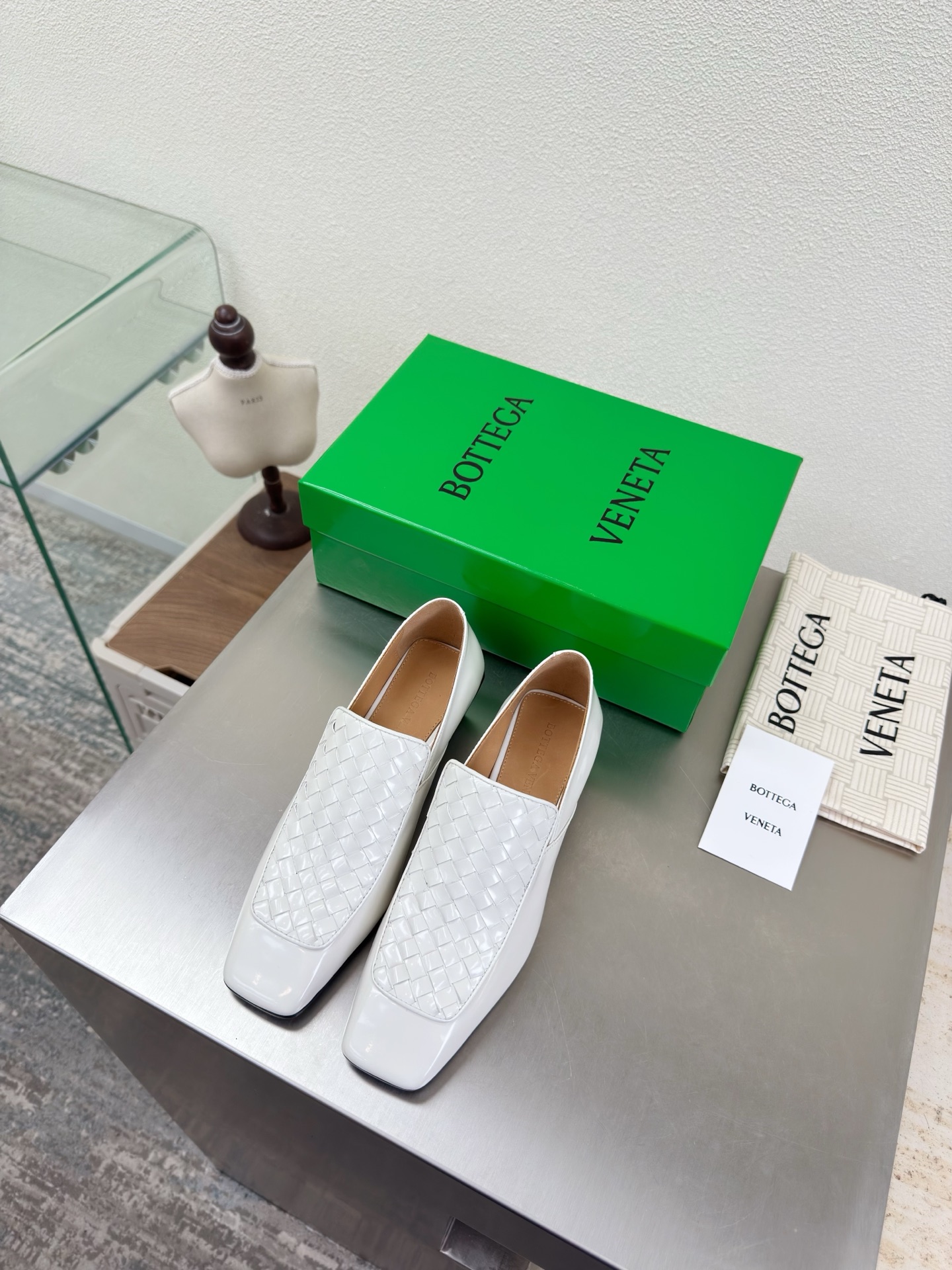 NO:679192,BV early spring, medium heel, square toe, small leather shoes, family elements, square heel, open edge vermilion series, mid heel design, high-end, built-in feet, personalized square toe, white with hand-woven upper, this classic style is simply BV’s latest ceiling, colorful and versatile, handmade, high-end and comfortable, the fabric is made of open edge vermilion series.  The shoe bags are printed with glue logo technology, which is the most high-end in the market. Hot melt glue is used to shape the toe and heel. It is easy to rebound and does not deform. The upper stitching is made by an Italian computer needle machine. The workmanship is fine. The original packaging is selected. Treat customers sincerely. 35 36 37 38 39 40 41 42 (40 41 42 customized), loafers, bottega veneta, loafers, cowhide, Leather soles19860909BV 早春 中跟方头 小皮鞋 家族元素 方形跟 开边朱系列 中跟设计 高端 内置垫脚 个性方头 白色配手工编织鞋面  这款经典款 简直bv最新天花板啦 彩色百搭   手工而成 高档舒适 面料选用开边朱系列  垫脚内里 选用孟加拉水染牛皮内里  舒适高端 大底选用意大利真皮大底 运用轻染工艺 对标对版 选用原版包装 鞋子布袋采用印胶logo工艺 市场最高端 采用热熔胶定型鞋头 后跟 易回弹不变形  鞋面车线选用意大利电脑针车 做工精细 选用原版包装 真心对待客人 35 36 37 38 39 40 41 42 （40 41 42 定制）,乐福鞋,bottega veneta,loafers,cowhide,Leather soles,Women's Shoes