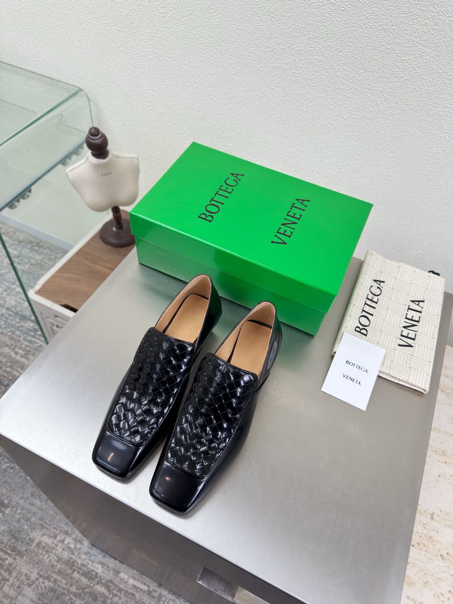 NO:679195,BV early spring, medium heel, square toe, small leather shoes, family elements, square heel, open edge vermilion series, mid heel design, high-end, built-in feet, personalized square toe, black, with hand-knitted upper, this classic style is simply BV’s latest ceiling, colorful and versatile, handmade, high-end and comfortable, the fabric is made of open edge vermilion series.  The shoe bags are printed with glue logo technology, which is the most high-end in the market. Hot melt glue is used to shape the toe and heel. It is easy to rebound and does not deform. The upper stitching is made by an Italian computer needle machine. The workmanship is fine. The original packaging is selected. Treat customers sincerely. 35 36 37 38 39 40 41 42 (40 41 42 customized), loafers, bottega veneta, loafers, cowhide, Leather soles19860909BV 早春 中跟方头 小皮鞋 家族元素 方形跟 开边朱系列 中跟设计 高端 内置垫脚 个性方头 黑色 配手工编织鞋面  这款经典款 简直bv最新天花板啦 彩色百搭   手工而成 高档舒适 面料选用开边朱系列  垫脚内里 选用孟加拉水染牛皮内里  舒适高端 大底选用意大利真皮大底 运用轻染工艺 对标对版 选用原版包装 鞋子布袋采用印胶logo工艺 市场最高端 采用热熔胶定型鞋头 后跟 易回弹不变形  鞋面车线选用意大利电脑针车 做工精细 选用原版包装 真心对待客人 35 36 37 38 39 40 41 42 （40 41 42 定制）,乐福鞋,bottega veneta,loafers,cowhide,Leather soles,Women's Shoes