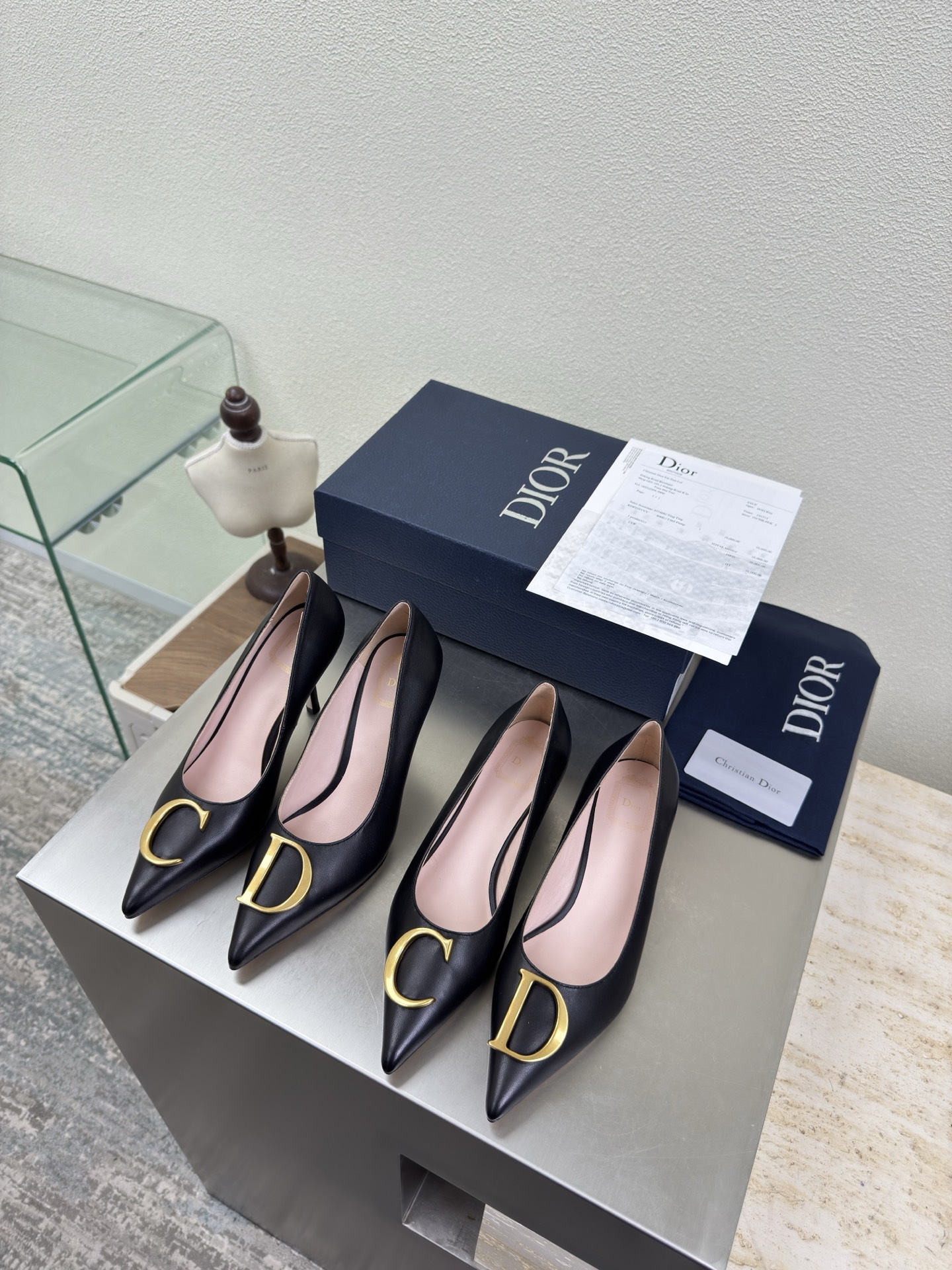 NO:679202,C&D metal logo shoes, high heel 9 cm, medium heel 5.5cm, black lambskin material, brand logo webbing series of shoes, high-quality, brand logo full of texture, shoe shape upgraded to the ultimate foot feel, super beautiful, this year's essential fashion item D-DOLL series classic pearl accessories are fashionable and versatile, full of girly feeling, more than a little happy, gilt CD hardware accessories  The genuine leather outsole is printed with the brand logo and is decorated with a little bit of fashion. Sheepskin feet and lining. Color selection. Italian original outsole. Gilt code. 35 36 37 38 39 40 41 42 (customized code 40 41 42). Comes with original packaging, high-heeled shoes, high heels, sheepskin, Leather soles.19860909C&D 金属logo 单鞋 高跟 9 cm 中跟 5.5cm 黑色 小羊皮材质 品牌logo织带 系列单鞋 高品 品牌 logo质感满满 鞋型升级到极致脚感 超级美 今年必不可少的时尚单品 D-DOLL系列经典珍珠配饰时髦又百搭,少女感十足 欣喜不止一点点 鎏金CD 五金配饰  真皮大底印有品牌logo,装饰搭配有一点点小时装.  羊皮垫脚和内里  颜色选择 意大利原版大底 鎏金 码数 35 36 37 38 39 40 41 42 （40 41 42定做码数） 配原版包装,高跟鞋单鞋,high heels,sheepskin,Leather soles,Women's Shoes