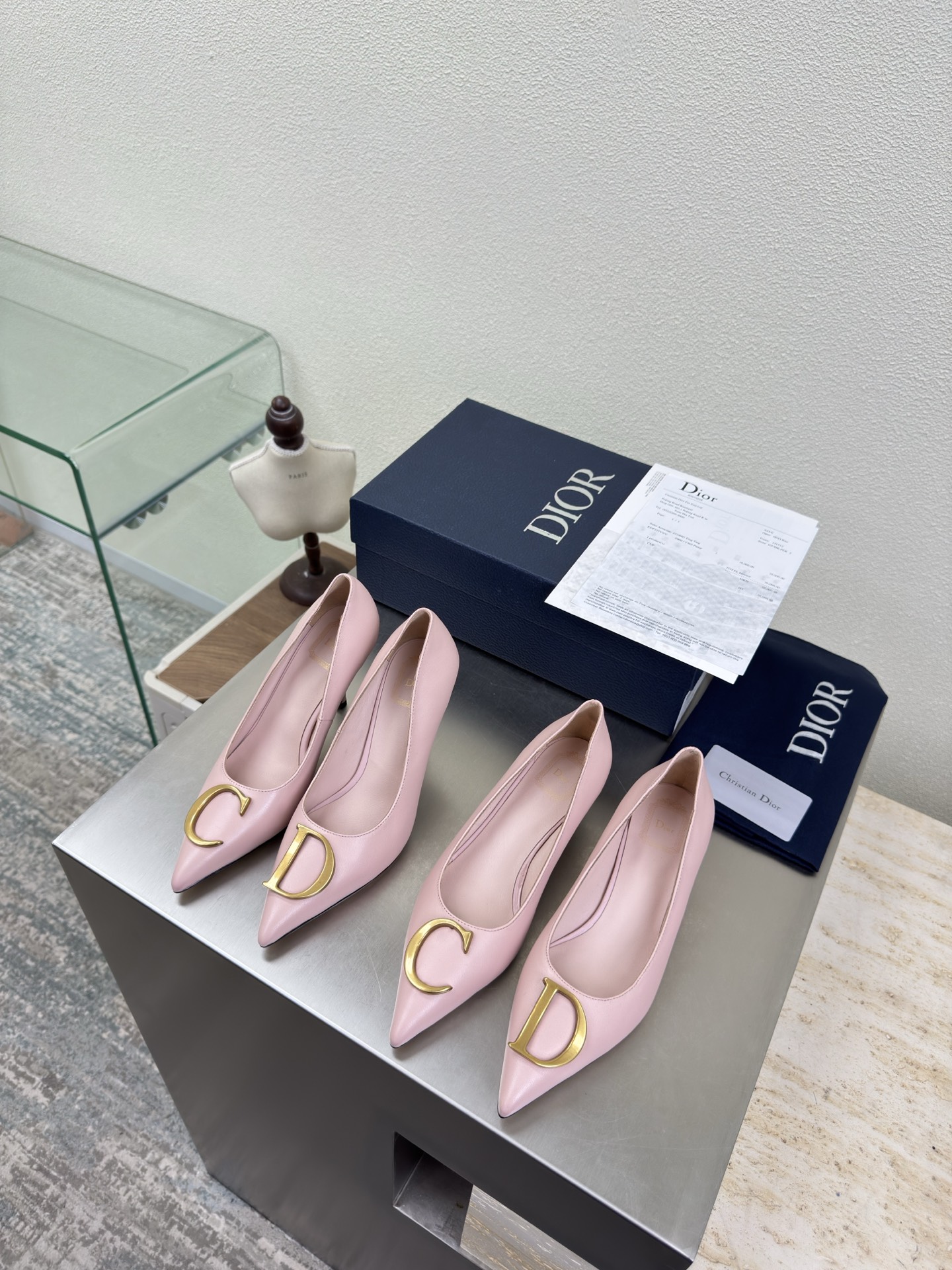 NO:679186,C&D metal logo shoes, high heel 9 cm, medium heel 5.5cm, pink lambskin material, brand logo webbing series of shoes, high-quality, brand logo full of texture, shoe shape upgraded to the ultimate foot feel, super beautiful, this year's essential fashion item D-DOLL series of classic pearl accessories are fashionable and versatile, full of girly feeling, more than a little happy, gilt CD hardware accessories  The genuine leather outsole is printed with the brand logo and is decorated with a little bit of fashion. Sheepskin feet and lining. Color selection. Italian original outsole. Gilt code. 35 36 37 38 39 40 41 42 (customized code 40 41 42). Comes with original packaging, high-heeled shoes, high heels, sheepskin, Leather soles.19860909C&D 金属logo 单鞋 高跟 9 cm 中跟 5.5cm 粉色小羊皮材质 品牌logo织带 系列单鞋 高品 品牌 logo质感满满 鞋型升级到极致脚感 超级美 今年必不可少的时尚单品 D-DOLL系列经典珍珠配饰时髦又百搭,少女感十足 欣喜不止一点点 鎏金CD 五金配饰  真皮大底印有品牌logo,装饰搭配有一点点小时装.  羊皮垫脚和内里  颜色选择 意大利原版大底 鎏金 码数 35 36 37 38 39 40 41 42 （40 41 42定做码数） 配原版包装,高跟鞋单鞋,high heels,sheepskin,Leather soles,Women's Shoes