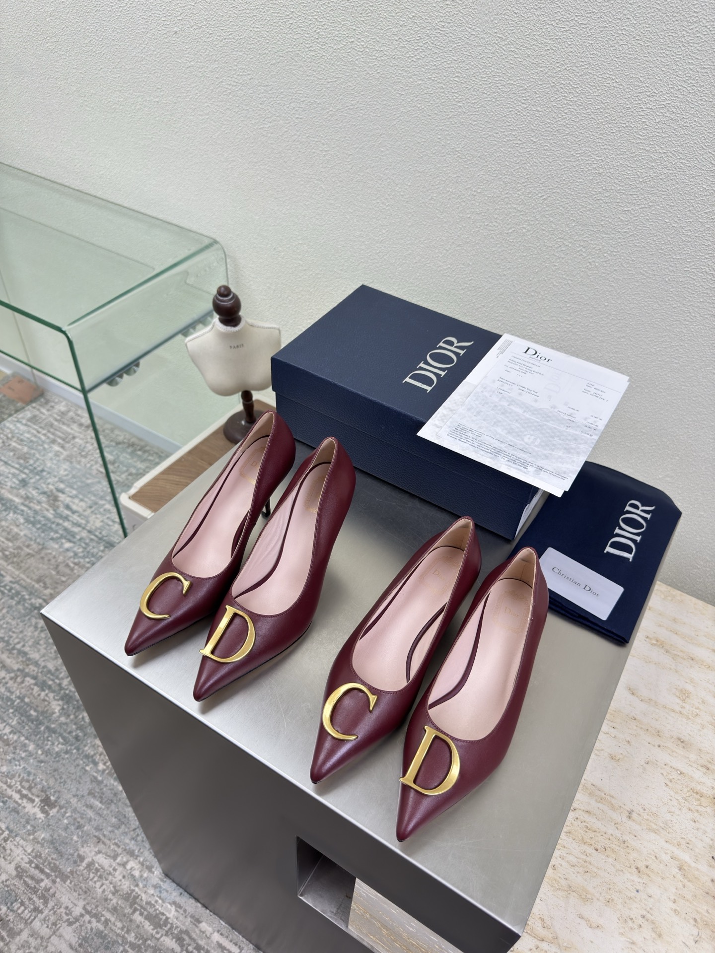 NO:679182,C&D metal logo shoes, high heel 9 cm, medium heel 5.5cm, burgundy lambskin material, brand logo webbing series of shoes, high quality, brand logo full of texture, shoe shape upgraded to the ultimate foot feel, super beautiful, this year's essential fashion item D-DOLL series of classic pearl accessories are fashionable and versatile, full of girly feeling, more than a little happy, gilt CD hardware accessories  The genuine leather outsole is printed with the brand logo and is decorated with a little bit of fashion. Sheepskin feet and lining. Color selection. Italian original outsole. Gilt code. 35 36 37 38 39 40 41 42 (customized code 40 41 42). Comes with original packaging, high-heeled shoes, high heels, sheepskin, Leather soles.19860909C&D 金属logo 单鞋 高跟 9 cm 中跟 5.5cm 酒红色小羊皮材质 品牌logo织带 系列单鞋 高品 品牌 logo质感满满 鞋型升级到极致脚感 超级美 今年必不可少的时尚单品 D-DOLL系列经典珍珠配饰时髦又百搭,少女感十足 欣喜不止一点点 鎏金CD 五金配饰  真皮大底印有品牌logo,装饰搭配有一点点小时装.  羊皮垫脚和内里  颜色选择 意大利原版大底 鎏金 码数 35 36 37 38 39 40 41 42 （40 41 42定做码数） 配原版包装,高跟鞋单鞋,high heels,sheepskin,Leather soles,Women's Shoes