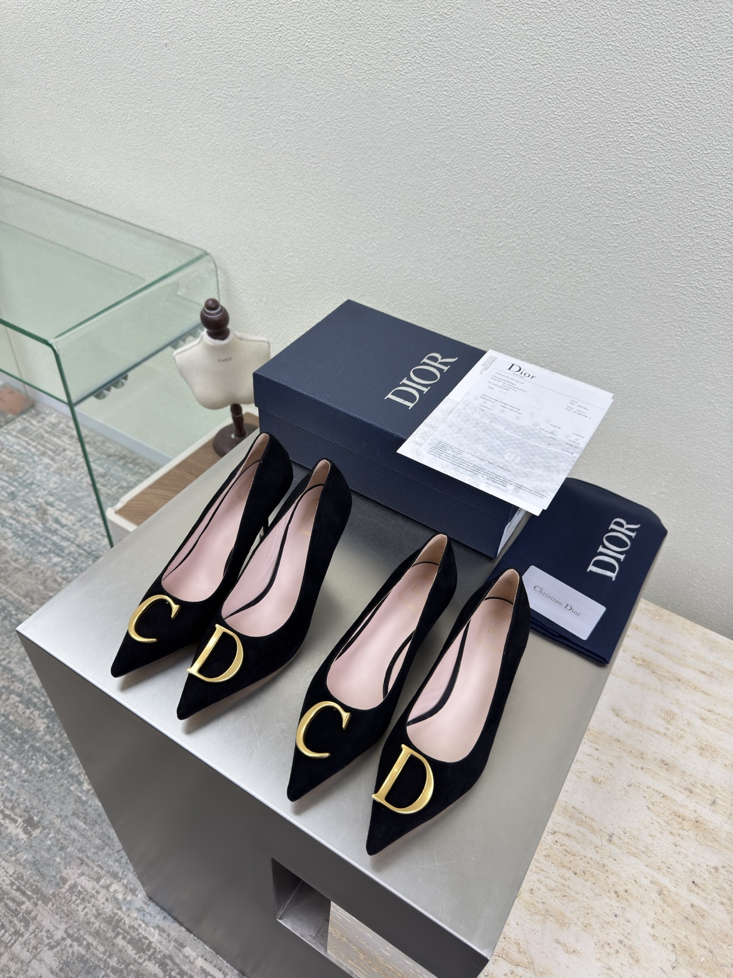 NO:679190,C&D metal logo shoes, high heel 9 cm, medium heel 5.5cm, black sheep suede material, brand logo webbing series of shoes, high quality, brand logo full of texture, shoe shape upgraded to the ultimate foot feel, super beautiful, this year's essential fashion item D-DOLL series of classic pearl accessories are fashionable and versatile, full of girlishness, more than a little happy, gilt CD hardware accessories  The genuine leather outsole is printed with the brand logo and is decorated with a little bit of fashion. Sheepskin feet and lining. Color selection. Italian original outsole. Gilt code. 35 36 37 38 39 40 41 42 (customized code 40 41 42). Comes with original packaging, high-heeled shoes, high heels, sheepskin, chamois leather, Leather soles.19860909C&D 金属logo 单鞋 高跟 9 cm 中跟 5.5cm 黑色羊反绒麂皮材质 品牌logo织带 系列单鞋 高品 品牌 logo质感满满 鞋型升级到极致脚感 超级美 今年必不可少的时尚单品 D-DOLL系列经典珍珠配饰时髦又百搭,少女感十足 欣喜不止一点点 鎏金CD 五金配饰  真皮大底印有品牌logo,装饰搭配有一点点小时装.  羊皮垫脚和内里  颜色选择 意大利原版大底 鎏金 码数 35 36 37 38 39 40 41 42 （40 41 42定做码数） 配原版包装,高跟鞋单鞋,high heels,sheepskin,chamois leather,Leather soles,Women's Shoes