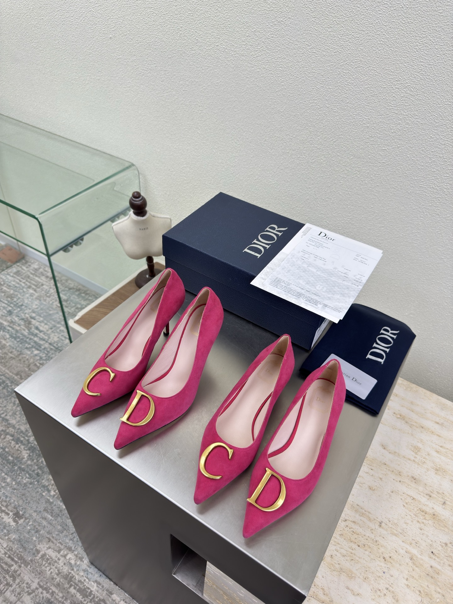 NO:679193,C&D metal logo shoes, high heel 9 cm, medium heel 5.5cm, rose red, sheep suede material, brand logo webbing series of shoes, high quality, brand logo full of texture, shoe shape upgraded to the ultimate foot feel, super beautiful, this year's essential fashion item D-DOLL series classic pearl accessories are fashionable and versatile, full of girly feeling, more than a little happy, gilt CD hardware accessories  The genuine leather outsole is printed with the brand logo and is decorated with a little bit of fashion. Sheepskin feet and lining. Color selection. Italian original outsole. Gilt code. 35 36 37 38 39 40 41 42 (customized code 40 41 42). Comes with original packaging, high-heeled shoes, high heels, sheepskin, chamois leather, Leather soles.19860909C&D 金属logo 单鞋 高跟 9 cm 中跟 5.5cm 玫红色 羊反绒麂皮材质 品牌logo织带 系列单鞋 高品 品牌 logo质感满满 鞋型升级到极致脚感 超级美 今年必不可少的时尚单品 D-DOLL系列经典珍珠配饰时髦又百搭,少女感十足 欣喜不止一点点 鎏金CD 五金配饰  真皮大底印有品牌logo,装饰搭配有一点点小时装.  羊皮垫脚和内里  颜色选择 意大利原版大底 鎏金 码数 35 36 37 38 39 40 41 42 （40 41 42定做码数） 配原版包装,高跟鞋单鞋,high heels,sheepskin,chamois leather,Leather soles,Women's Shoes