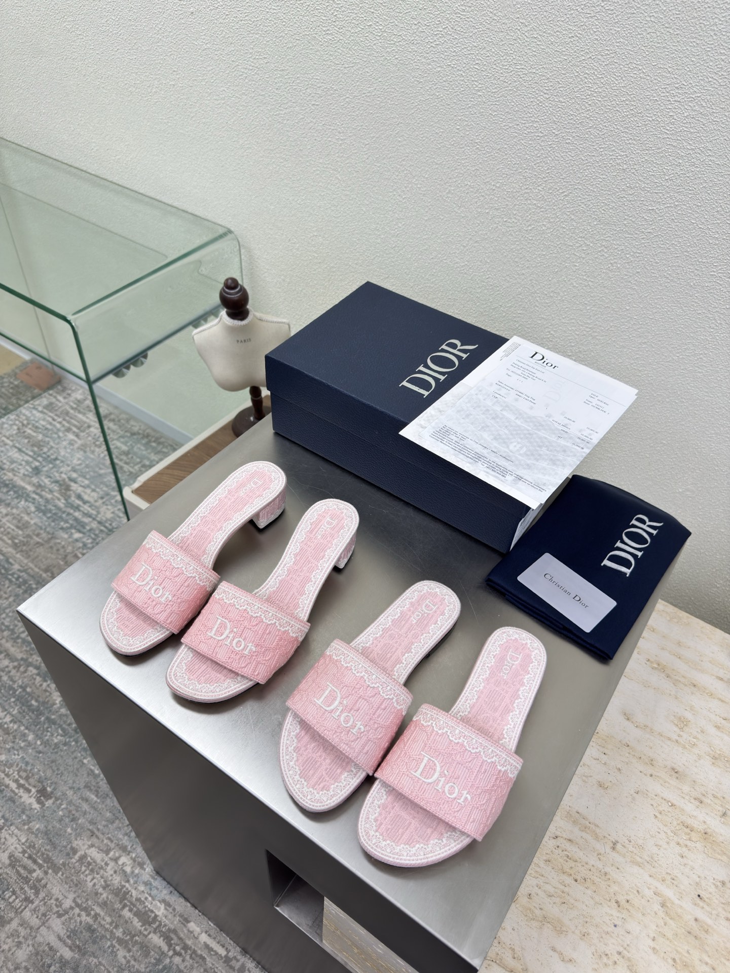 NO:679197,Embroidered logo slippers flat bottom 2cm medium heel 5.5cm pink computerized needlework embroidery material brand logo webbing series slippers high quality brand logo full of texture the shoe shape upgraded to the ultimate foot feel super beautiful this year's essential fashion item D-DOLL series classic pearl accessories are fashionable and versatile, full of girly feeling more than a little happy gilt CD hardware accessories  The genuine leather outsole is printed with the brand logo and is decorated with a little bit of fashion. Sheepskin feet and lining. Color selection. Original Italian outsole. Gilt code number: 35 36 37 38 39 40 41 42 (customized code number 40 41 42). Comes with original packaging, slippers, slippers, sheepskin, Leather soles.19860909刺绣logo 拖鞋 平底 2cm 中跟 5.5cm 粉色 电脑针车刺绣 材质 品牌logo织带 系列拖鞋 高品 品牌 logo质感满满 鞋型升级到极致脚感 超级美 今年必不可少的时尚单品 D-DOLL系列经典珍珠配饰时髦又百搭,少女感十足 欣喜不止一点点 鎏金CD 五金配饰  真皮大底印有品牌logo,装饰搭配有一点点小时装.  羊皮垫脚和内里  颜色选择 意大利原版大底 鎏金 码数 35 36 37 38 39 40 41 42 （40 41 42定做码数） 配原版包装,拖鞋,slippers,sheepskin,Leather soles,Women's Shoes