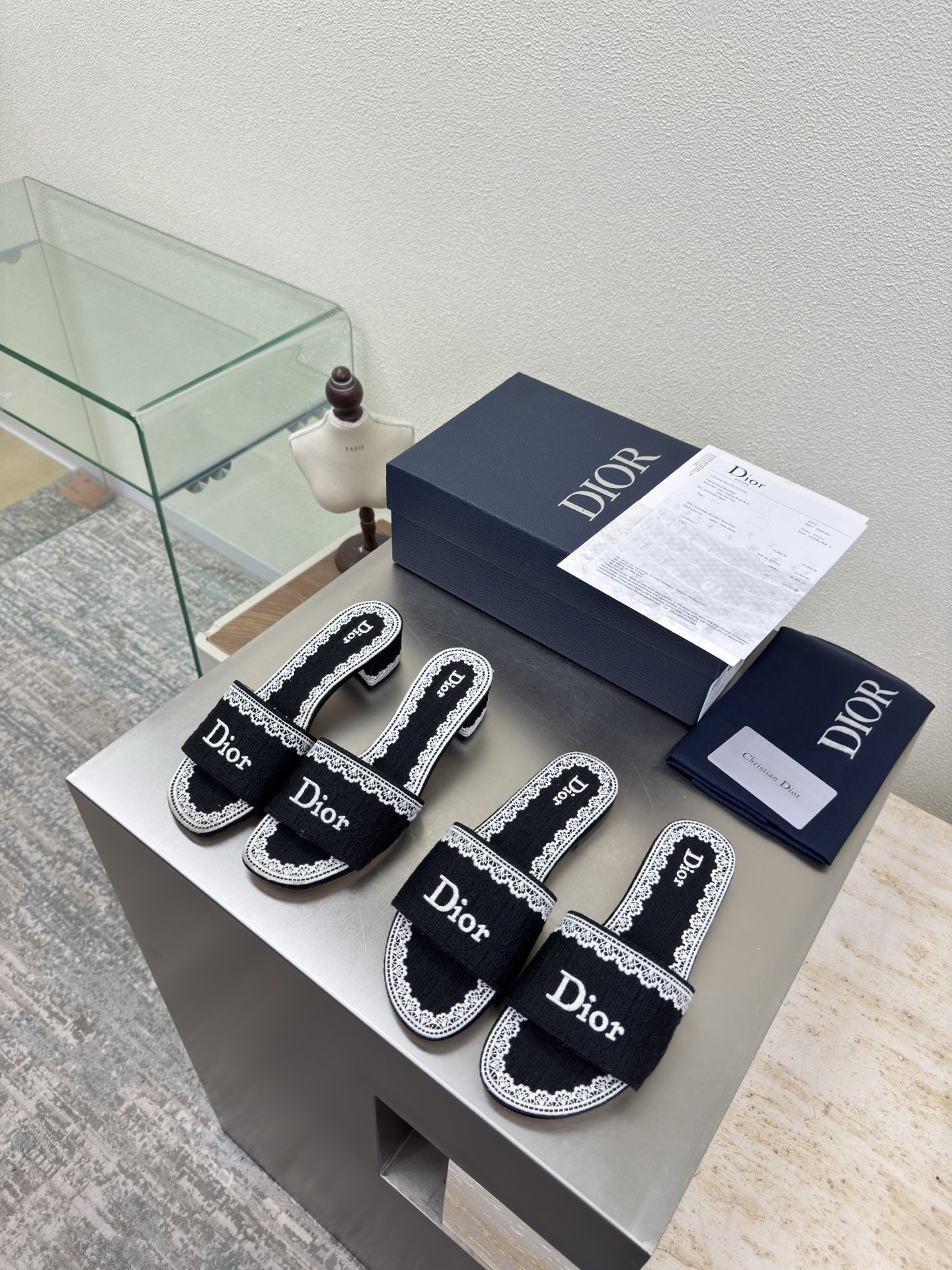 NO:679199,Embroidered logo slippers flat bottom 2cm medium heel 5.5cm black computerized needlework embroidery material brand logo webbing series slippers high quality brand logo full of texture the shoe shape upgraded to the ultimate foot feel super beautiful this year's essential fashion item D-DOLL series classic pearl accessories are fashionable and versatile, full of girly feeling more than a little happy gilt CD hardware accessories  The genuine leather outsole is printed with the brand logo and is decorated with a little bit of fashion. Sheepskin feet and lining. Color selection. Original Italian outsole. Gilt code number: 35 36 37 38 39 40 41 42 (customized code number 40 41 42). Comes with original packaging, slippers, slippers, sheepskin, Leather soles.19860909刺绣logo 拖鞋 平底 2cm 中跟 5.5cm 黑色 电脑针车刺绣 材质 品牌logo织带 系列拖鞋 高品 品牌 logo质感满满 鞋型升级到极致脚感 超级美 今年必不可少的时尚单品 D-DOLL系列经典珍珠配饰时髦又百搭,少女感十足 欣喜不止一点点 鎏金CD 五金配饰  真皮大底印有品牌logo,装饰搭配有一点点小时装.  羊皮垫脚和内里  颜色选择 意大利原版大底 鎏金 码数 35 36 37 38 39 40 41 42 （40 41 42定做码数） 配原版包装,拖鞋,slippers,sheepskin,Leather soles,Women's Shoes