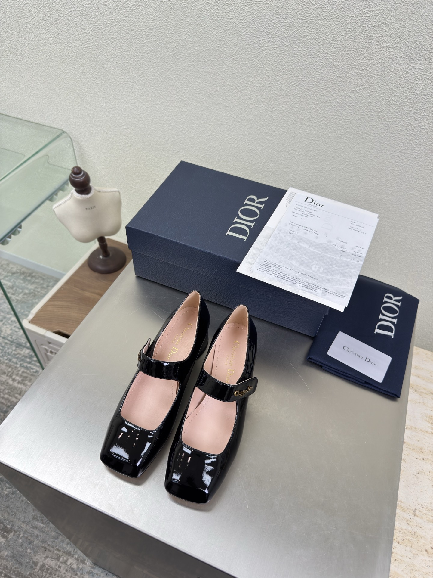 NO:679180,Dior square-toe Mary Jane shoes, heel height 4cm, black calf patent leather, material, brand logo webbing series of slippers, high-quality, full of brand logo texture, shoe shape upgraded to the ultimate foot feel, super beautiful, this year's essential fashion item, D-DOLL series of classic pearl accessories are fashionable and versatile, full of girly feeling, more than a little bit of joy, gilt CD hardware accessories, genuine leather outsole printed with brand logo, decorated with a little bit of small fashion.  Sheepskin feet and lining Color selection Original Italian outsole Gilt code number 35 36 37 38 39 40 41 42 (40 41 42 customized code number) With original packaging, single shoes Mary Jane, dior, mary jane, slippers, sheepskin, Leather soles19860909Dior 方头玛丽珍单鞋  跟高 4cm 黑色 小牛漆皮 材质 品牌logo织带 系列拖鞋 高品 品牌 logo质感满满 鞋型升级到极致脚感 超级美 今年必不可少的时尚单品 D-DOLL系列经典珍珠配饰时髦又百搭,少女感十足 欣喜不止一点点 鎏金CD 五金配饰  真皮大底印有品牌logo,装饰搭配有一点点小时装.  羊皮垫脚和内里  颜色选择 意大利原版大底 鎏金 码数 35 36 37 38 39 40 41 42 （40 41 42定做码数） 配原版包装,单鞋玛丽珍,dior,mary jane,slippers,sheepskin,Leather soles,Women's Shoes