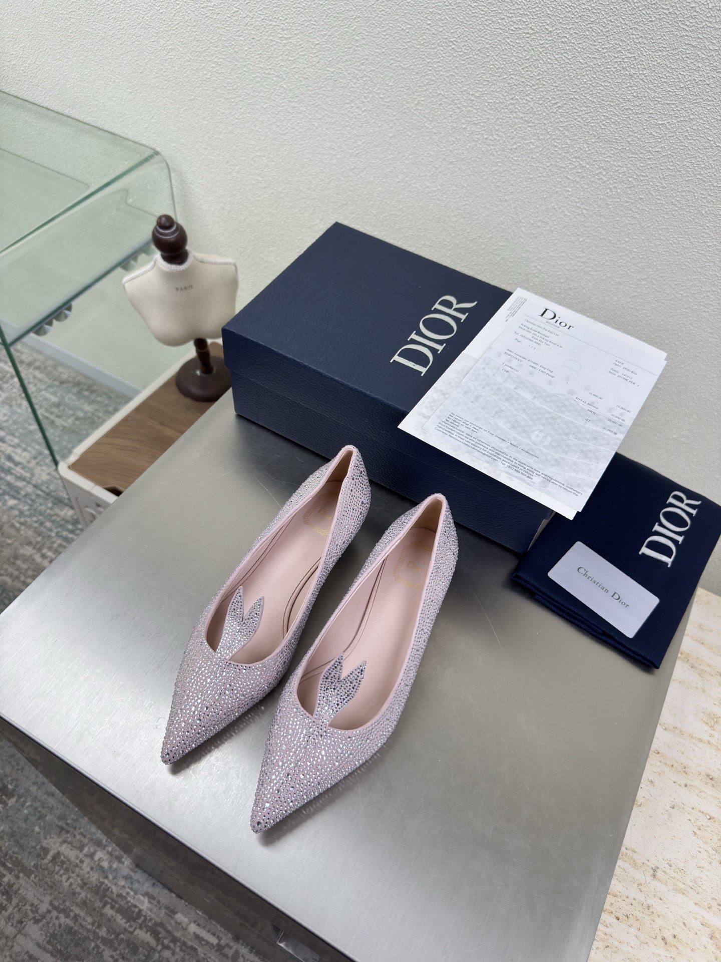 NO:679175,Dior Miss Rabbit diamond-encrusted shoes, 4cm heel height, pink, diamond-encrusted material, brand logo webbing series of shoes, high-quality, full of brand logo texture, shoe shape upgraded to the ultimate foot feel, super beautiful, this year's essential fashion item D-DOLL series of classic pearl accessories are fashionable and versatile, full of girly feeling, more than a little bit of joy, gilt CD hardware accessories, genuine leather outsole printed with the brand logo, decorated with a little bit of fashion.  Sheepskin feet and lining Color selection Original Italian outsole Gilt code number 35 36 37 38 39 40 41 42 (40 41 42 customized code number) Comes with original packaging, high-heeled shoes, dior, high heels, sheepskin, Leather soles19860909Dior 兔小姐 镶钻单鞋  跟高 4cm 粉色 镶钻材质 品牌logo织带 系列单鞋  高品 品牌 logo质感满满 鞋型升级到极致脚感 超级美 今年必不可少的时尚单品 D-DOLL系列经典珍珠配饰时髦又百搭,少女感十足 欣喜不止一点点 鎏金CD 五金配饰  真皮大底印有品牌logo,装饰搭配有一点点小时装.  羊皮垫脚和内里  颜色选择 意大利原版大底 鎏金 码数 35 36 37 38 39 40 41 42 （40 41 42定做码数） 配原版包装,高跟鞋单鞋,dior,high heels,sheepskin,Leather soles,Women's Shoes