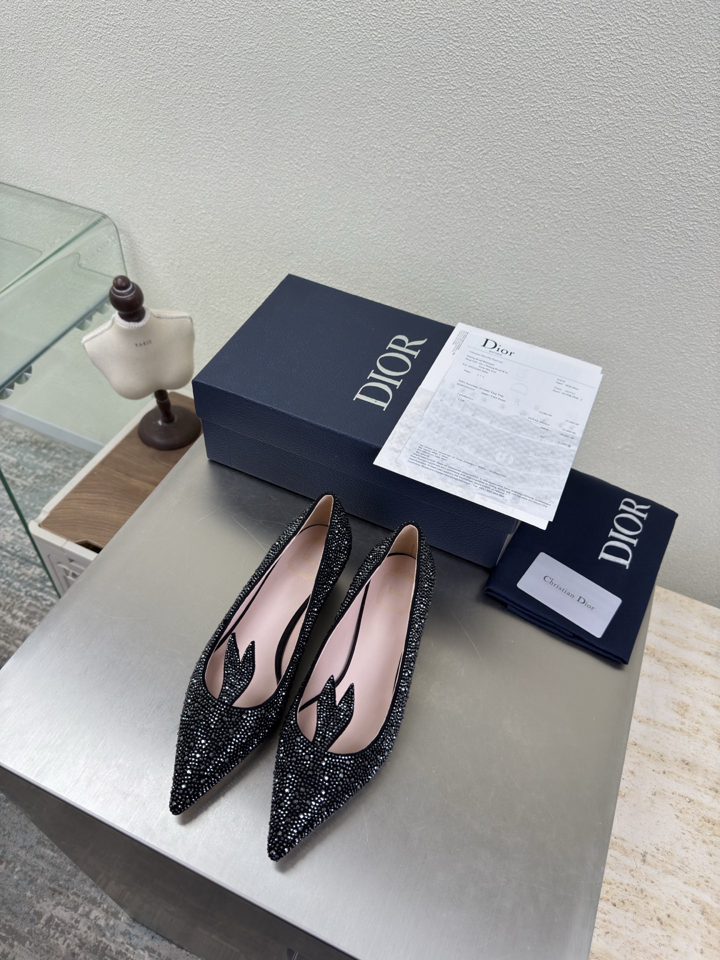 NO:679177,Dior Miss Rabbit diamond-encrusted shoes, heel height 4cm, black, diamond-encrusted material, brand logo webbing series of shoes, high-quality, full of brand logo texture, shoe shape upgraded to the ultimate foot feel, super beautiful, this year's essential fashion item D-DOLL series of classic pearl accessories are fashionable and versatile, full of girly feeling, more than a little bit of joy, gilt CD hardware accessories, genuine leather outsole printed with brand logo, decorated with a little bit of fashion.  Sheepskin feet and lining Color selection Original Italian outsole Gilt code number 35 36 37 38 39 40 41 42 (40 41 42 customized code number) Comes with original packaging, high-heeled shoes, dior, high heels, sheepskin, Leather soles19860909Dior 兔小姐 镶钻单鞋  跟高 4cm 黑色 镶钻材质 品牌logo织带 系列单鞋  高品 品牌 logo质感满满 鞋型升级到极致脚感 超级美 今年必不可少的时尚单品 D-DOLL系列经典珍珠配饰时髦又百搭,少女感十足 欣喜不止一点点 鎏金CD 五金配饰  真皮大底印有品牌logo,装饰搭配有一点点小时装.  羊皮垫脚和内里  颜色选择 意大利原版大底 鎏金 码数 35 36 37 38 39 40 41 42 （40 41 42定做码数） 配原版包装,高跟鞋单鞋,dior,high heels,sheepskin,Leather soles,Women's Shoes