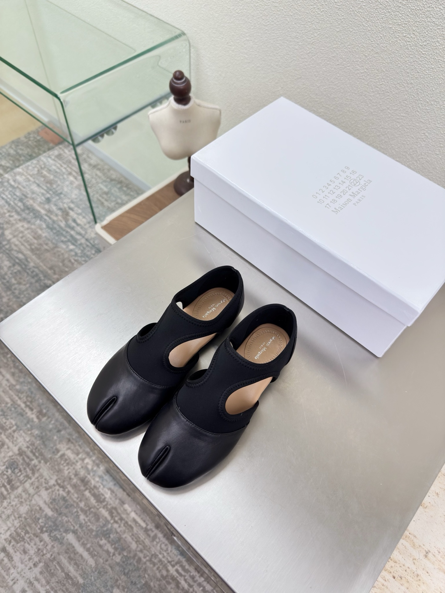 NO:681730,Early spring flat-soled split-toe shoes with elastic technical fabric, flat sole 1cm, black lining, Bengal cowhide lining, MaisonMargiela Maison Margiela MM6 is coming!  It smells so good. It has a beautiful and colorful girly feel!   A fashion item not to be missed. Simple and stylish beauty. A must-have item. Fashionable age-reducing tool. Casual and honest feeling. Simple and high-end design. Incorporate the unique logo of MM6. Suitable for daily leisure and vacation. Versatile. Genuinely comfortable. Italian genuine leather outsole. Split design. Original and consistent materials. Standard original order. Please look for our high-quality goods. 35 36 37 38 39 40 41 (40)  41 customized),split toe shoes,masion margiela,masion margiela,cowhide,Leather soles19860909早春 平底分趾鞋 搭配 弹力科技面料 平底1cm 黑色 内里 孟加拉牛皮里 MaisonMargiela 马吉拉 MM6  火爆来袭！太香了  靓丽多彩少女感扑面而来！  不容错过的时尚单品 简单又有格调的美 跑量扛把子  必入单品 时尚减龄神器 随性率真的感脚 简单高级的设计 融入MM6独有的标志 同时满足日常 休闲渡假 百搭 真心巴适 意大利真皮大底 分体设计  原版一致材料 对标原单 请认准咱家高货 35 36 37 38 39 40 41（40 41 定制）,分趾鞋,masion margiela,masion margiela,cowhide,Leather soles,Women's Shoes