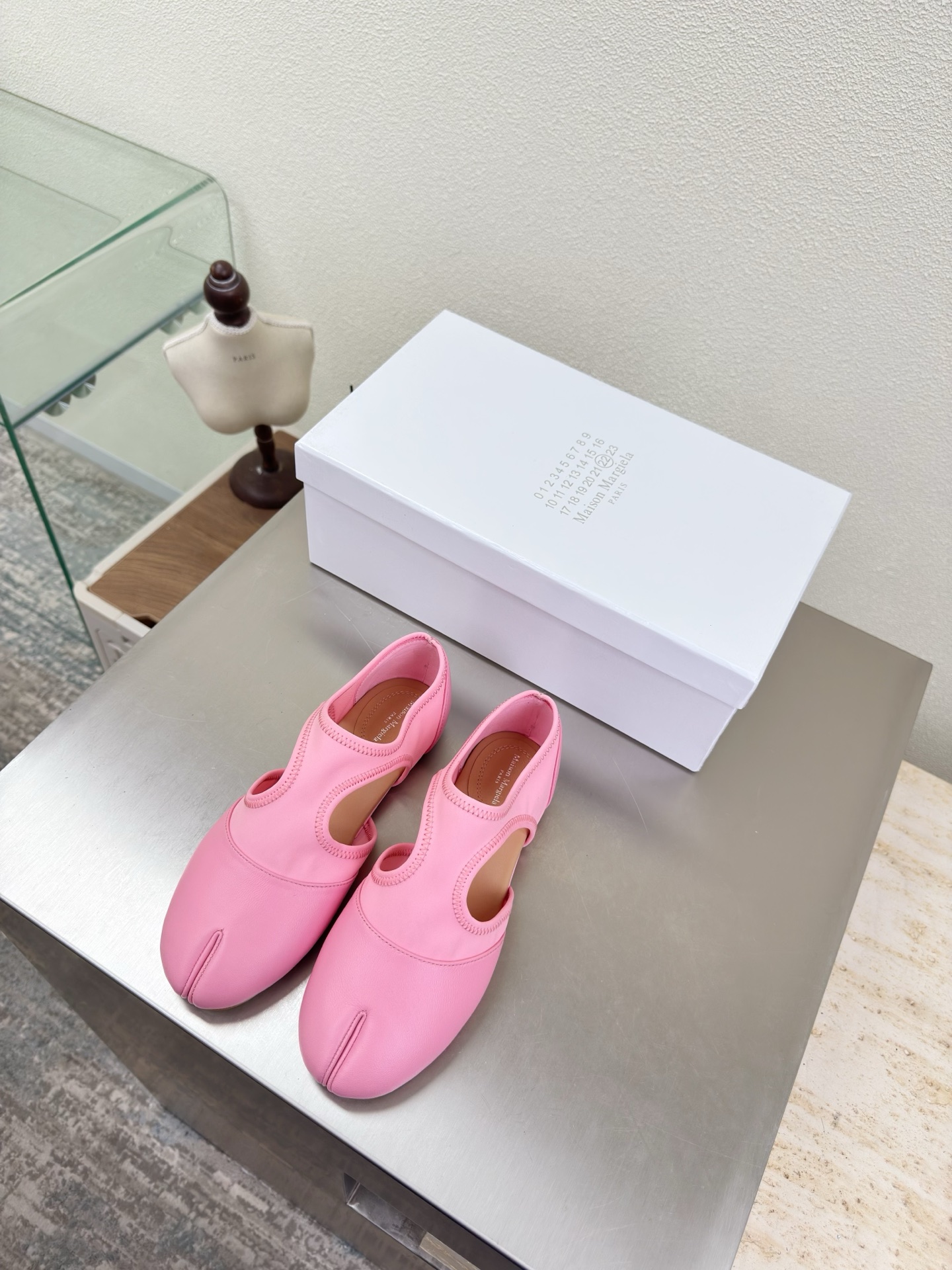 NO:681734,Early spring flat-soled split-toe shoes with elastic technical fabric, flat sole 1cm, pink lining, Bengal cowhide lining, MaisonMargiela Maison Margiela MM6 is coming!  It smells so good. It has a beautiful and colorful girly feel!   A fashion item not to be missed. Simple and stylish beauty. A must-have item. Fashionable age-reducing tool. Casual and honest feeling. Simple and high-end design. Incorporate the unique logo of MM6. Suitable for daily leisure and vacation. Versatile. Genuinely comfortable. Italian genuine leather outsole. Split design. Original and consistent materials. Standard original order. Please look for our high-quality goods. 35 36 37 38 39 40 41 (40)  41 customized),split toe shoes,masion margiela,masion margiela,cowhide,Leather soles19860909早春 平底分趾鞋 搭配 弹力科技面料 平底1cm 粉色 内里 孟加拉牛皮里 MaisonMargiela 马吉拉 MM6  火爆来袭！太香了  靓丽多彩少女感扑面而来！  不容错过的时尚单品 简单又有格调的美 跑量扛把子  必入单品 时尚减龄神器 随性率真的感脚 简单高级的设计 融入MM6独有的标志 同时满足日常 休闲渡假 百搭 真心巴适 意大利真皮大底 分体设计  原版一致材料 对标原单 请认准咱家高货 35 36 37 38 39 40 41（40 41 定制）,分趾鞋,masion margiela,masion margiela,cowhide,Leather soles,Women's Shoes