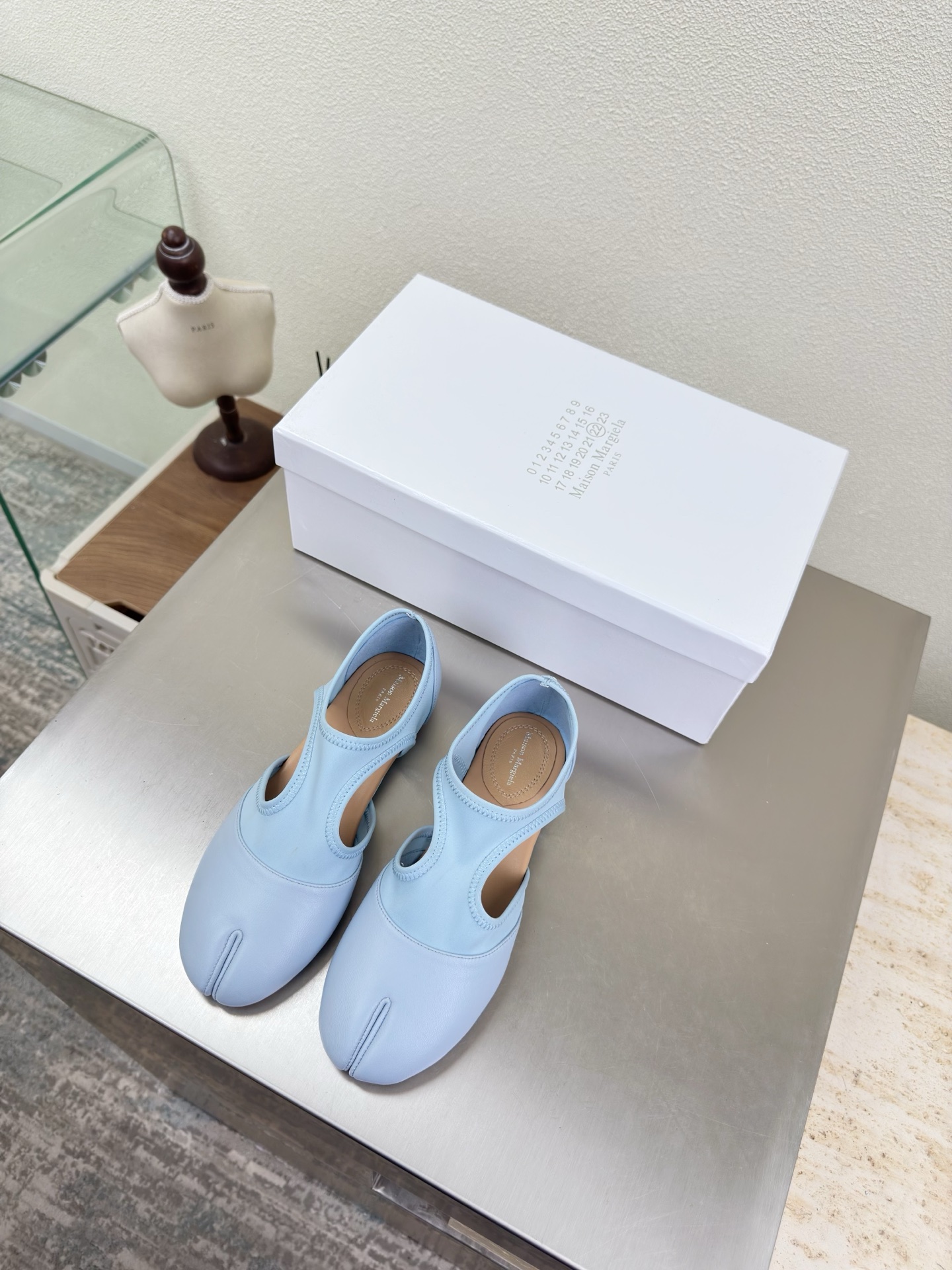 NO:681739,Early spring flat-soled split-toe shoes with elastic technical fabric, flat sole 1cm, light blue, lining Bengal cowhide, MaisonMargiela Maison Margiela MM6 is coming!  It smells so good. It has a beautiful and colorful girly feel!   A fashion item not to be missed. Simple and stylish beauty. A must-have item. Fashionable age-reducing tool. Casual and honest feeling. Simple and high-end design. Incorporate the unique logo of MM6. Suitable for daily leisure and vacation. Versatile. Genuinely comfortable. Italian genuine leather outsole. Split design. Original and consistent materials. Standard original order. Please look for our high-quality goods. 35 36 37 38 39 40 41 (40)  41 customized),split toe shoes,masion margiela,masion margiela,cowhide,Leather soles19860909早春 平底分趾鞋 搭配 弹力科技面料 平底1cm 淡蓝 内里 孟加拉牛皮里 MaisonMargiela 马吉拉 MM6  火爆来袭！太香了  靓丽多彩少女感扑面而来！  不容错过的时尚单品 简单又有格调的美 跑量扛把子  必入单品 时尚减龄神器 随性率真的感脚 简单高级的设计 融入MM6独有的标志 同时满足日常 休闲渡假 百搭 真心巴适 意大利真皮大底 分体设计  原版一致材料 对标原单 请认准咱家高货 35 36 37 38 39 40 41（40 41 定制）,分趾鞋,masion margiela,masion margiela,cowhide,Leather soles,Women's Shoes