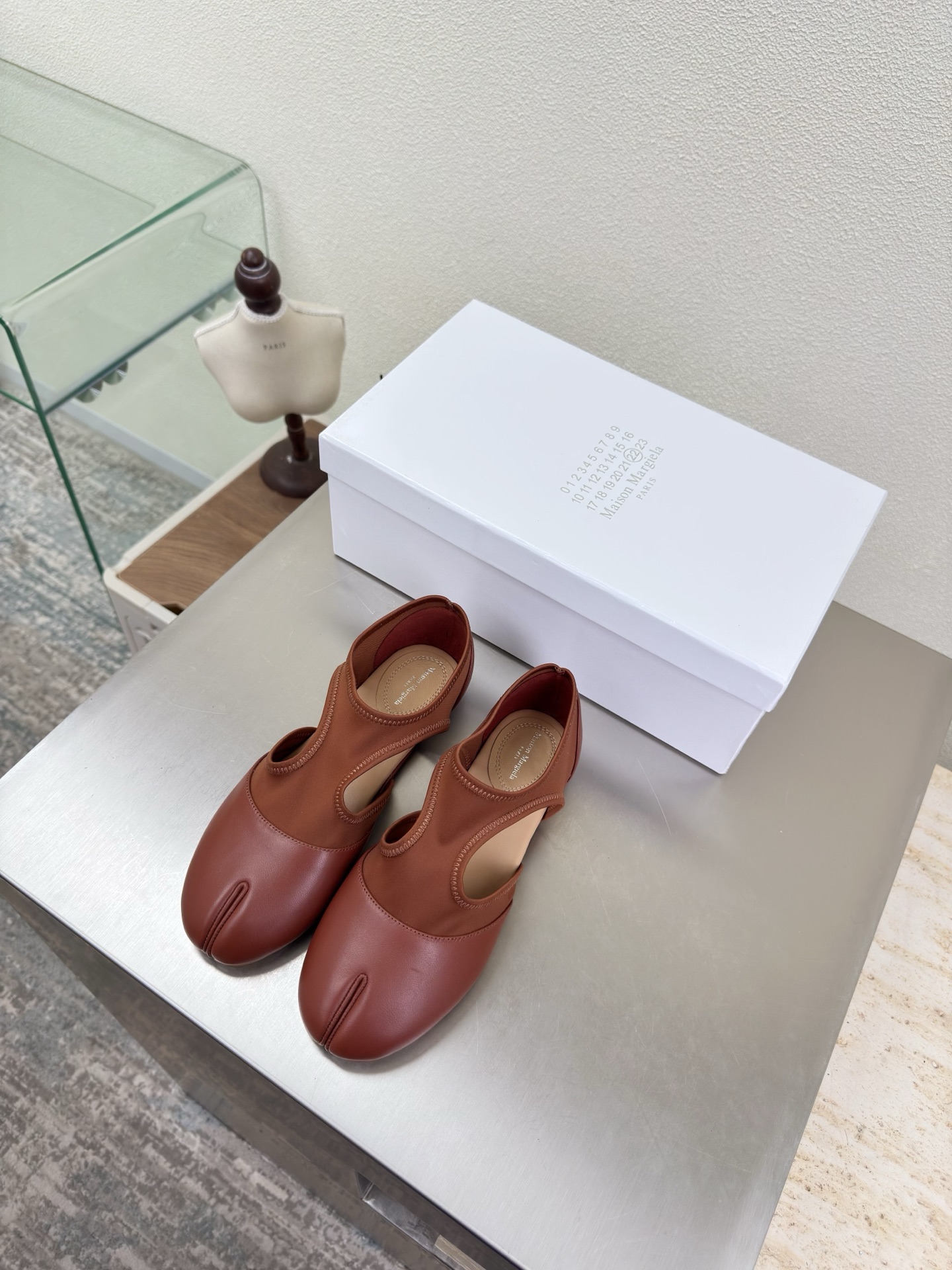 NO:681744,Early spring flat-soled split-toe shoes with stretch technical fabric, flat sole 1cm, brown lining, Bengal cowhide lining, MaisonMargiela Maison Margiela MM6 is coming!  It smells so good. It has a beautiful and colorful girly feel!   A fashion item not to be missed. Simple and stylish beauty. A must-have item. Fashionable age-reducing tool. Casual and honest feeling. Simple and high-end design. Incorporate the unique logo of MM6. Suitable for daily leisure and vacation. Versatile. Genuinely comfortable. Italian genuine leather outsole. Split design. Original and consistent materials. Standard original order. Please look for our high-quality goods. 35 36 37 38 39 40 41 (40)  41 customized),split toe shoes,masion margiela,masion margiela,cowhide,Leather soles19860909早春 平底分趾鞋 搭配 弹力科技面料 平底1cm 棕色 内里 孟加拉牛皮里 MaisonMargiela 马吉拉 MM6  火爆来袭！太香了  靓丽多彩少女感扑面而来！  不容错过的时尚单品 简单又有格调的美 跑量扛把子  必入单品 时尚减龄神器 随性率真的感脚 简单高级的设计 融入MM6独有的标志 同时满足日常 休闲渡假 百搭 真心巴适 意大利真皮大底 分体设计  原版一致材料 对标原单 请认准咱家高货 35 36 37 38 39 40 41（40 41 定制）,分趾鞋,masion margiela,masion margiela,cowhide,Leather soles,Women's Shoes