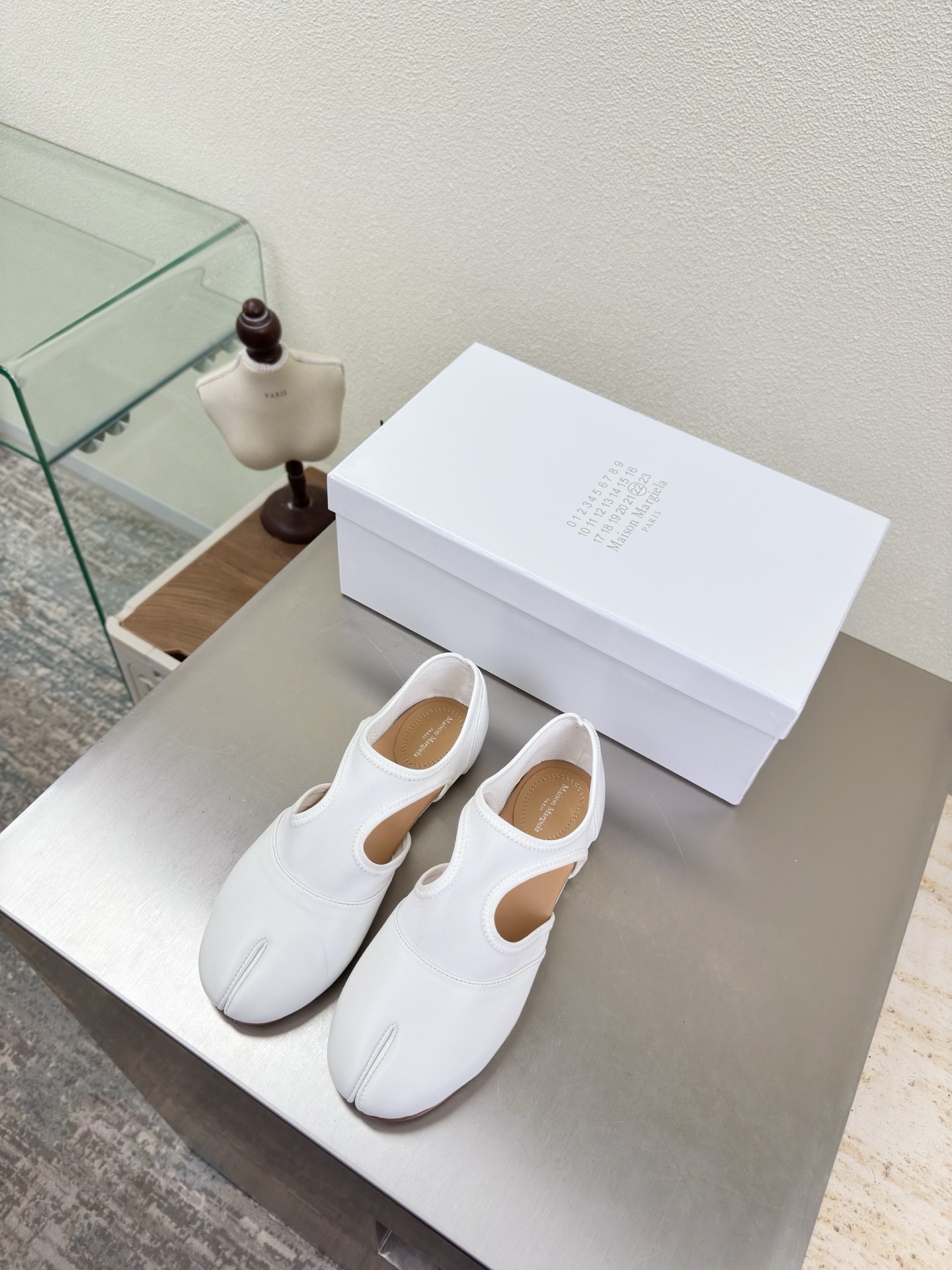 NO:681702,Early spring flat-soled split-toe shoes with elastic technical fabric, flat sole 1cm, white lining, Bengal cowhide lining, MaisonMargiela Maison Margiela MM6 is coming!  It smells so good. It has a beautiful and colorful girly feel!   A fashion item not to be missed. Simple and stylish beauty. A must-have item. Fashionable age-reducing tool. Casual and honest feeling. Simple and high-end design. Incorporate the unique logo of MM6. Suitable for daily leisure and vacation. Versatile. Genuinely comfortable. Italian genuine leather outsole. Split design. Original and consistent materials. Standard original order. Please look for our high-quality goods. 35 36 37 38 39 40 41 (40)  41 customized),split toe shoes,masion margiela,masion margiela,cowhide,Leather soles19860909早春 平底分趾鞋 搭配 弹力科技面料 平底1cm 白色 内里 孟加拉牛皮里 MaisonMargiela 马吉拉 MM6  火爆来袭！太香了  靓丽多彩少女感扑面而来！  不容错过的时尚单品 简单又有格调的美 跑量扛把子  必入单品 时尚减龄神器 随性率真的感脚 简单高级的设计 融入MM6独有的标志 同时满足日常 休闲渡假 百搭 真心巴适 意大利真皮大底 分体设计  原版一致材料 对标原单 请认准咱家高货 35 36 37 38 39 40 41（40 41 定制）,分趾鞋,masion margiela,masion margiela,cowhide,Leather soles,Women's Shoes