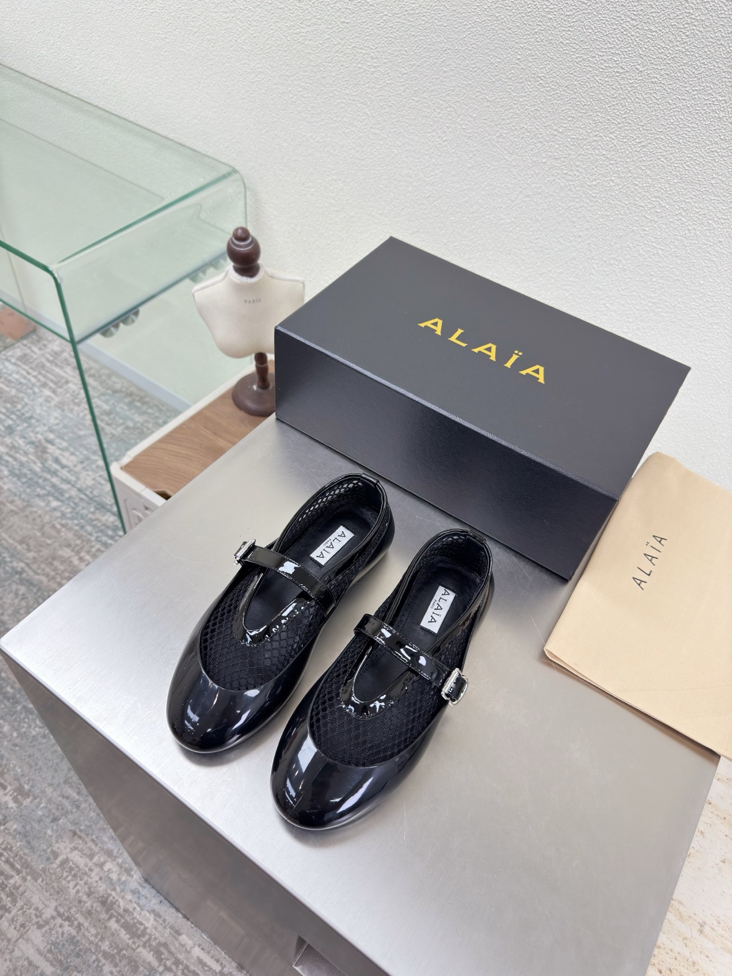 NO:681710,Two-wear ALAIA Mary Jane mesh shoes, not afraid of rainy days, easy to handle. Flat shoes Alaia from Paris, love at first sight, black mesh material, Alaia has another sexy side. With different styles, different styles can be easily controlled, whether jeans, suit pants, or pleated skirts, it can upgrade your outfit to fashion, elegance and excellence. Fabric selection, mesh material with calf patent leather, inner sheepskin outsole, original consistent molding pattern outsole  34 35 36 37 38 39 40 41 42 (34 40 41 42 customized) Configure original packaging,Mary Jane,alaia,mary jane,skirts,jeans,business suit,sheepskin19860909两穿式 ALAIA 阿莱娅 玛丽珍网鞋 雨天不怕 轻松搞定 平底单鞋Alaia 来自巴黎 一见倾心 黑色 网孔材质  阿莱娅还有另外性感的一面  配上不同款式,不同风格都能轻松驾驭,无论牛仔裤,西装裤,还是百褶裙,都能将你的穿搭提升到时尚,优雅和卓越之中 面料选用 网孔材质搭配小牛漆皮 内里羊皮 大底原版一致成型花纹大底 34 35 36 37 38 39 40 41 42 (34 40 41 42 定制) 配置原版包装,玛丽珍,alaia,mary jane,skirts,jeans,business suit,sheepskin,Women's Shoes