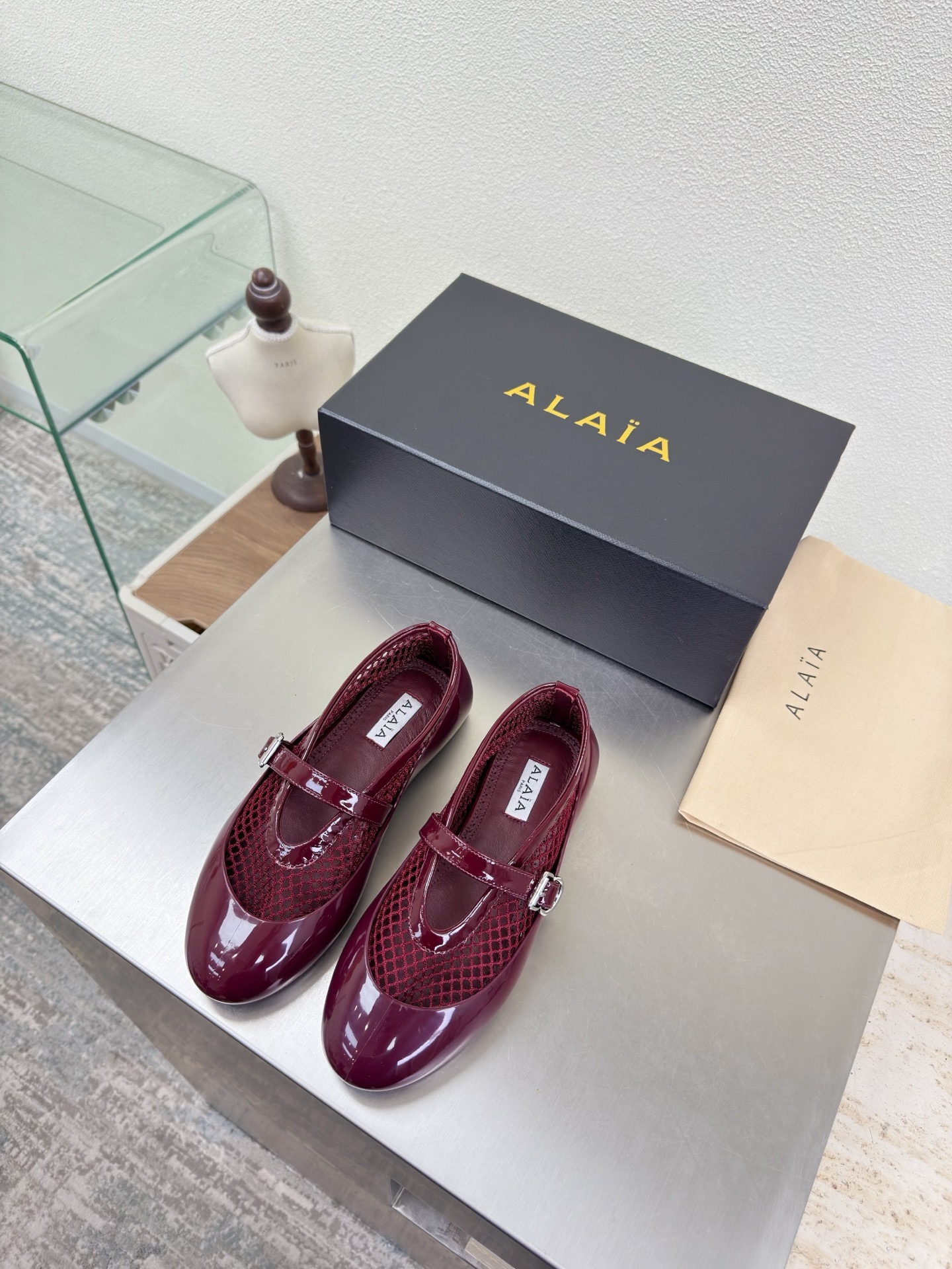 NO:681715,Two-wear style ALAIA Alaia Mary Jane mesh shoes, not afraid of rainy days, easy to handle. Flat shoes Alaia from Paris, love at first sight, burgundy mesh material, Alaia has another sexy side. With different styles, different styles can be easily controlled, whether jeans, suit pants, or pleated skirts, it can upgrade your outfit to fashion, elegance and excellence. Fabric selection: mesh material with calf patent leather, lining sheepskin  Original outsole with consistent molding pattern 34 35 36 37 38 39 40 41 42 (34 40 41 42 customized) with original packaging, mary jane, alaia, mary jane, skirts, jeans, business suit, sheepskin19860909两穿式 ALAIA 阿莱娅 玛丽珍网鞋 雨天不怕 轻松搞定 平底单鞋Alaia 来自巴黎 一见倾心 酒红 网孔材质  阿莱娅还有另外性感的一面  配上不同款式,不同风格都能轻松驾驭,无论牛仔裤,西装裤,还是百褶裙,都能将你的穿搭提升到时尚,优雅和卓越之中 面料选用 网孔材质搭配小牛漆皮 内里羊皮 大底原版一致成型花纹大底 34 35 36 37 38 39 40 41 42 (34 40 41 42 定制) 配置原版包装,玛丽珍,alaia,mary jane,skirts,jeans,business suit,sheepskin,Women's Shoes