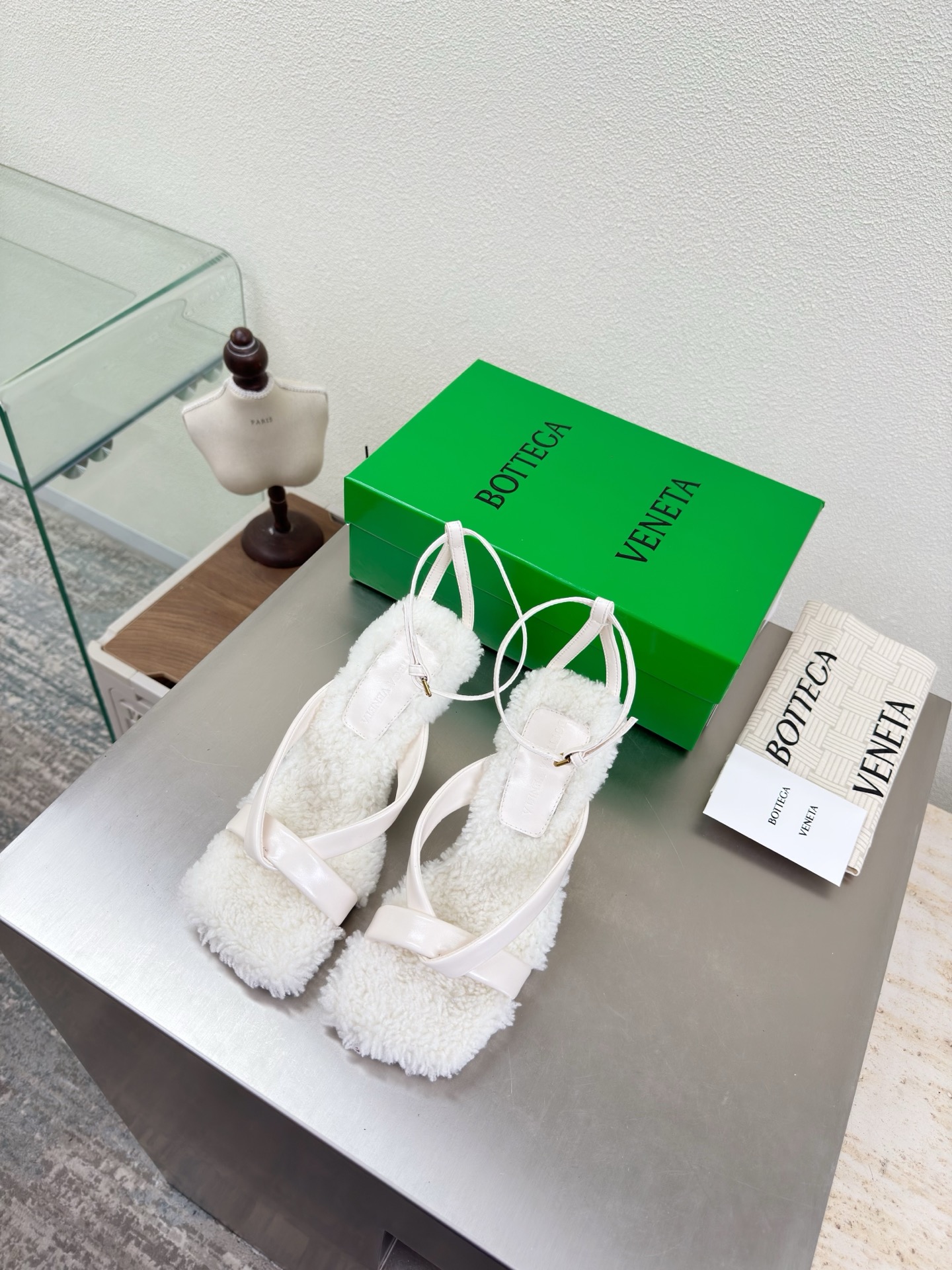 NO:681693,Personalized wool feet BV Riva Strap Sandal women's sandals series 9cm high heels handmade white This classic model is simply BV's latest ceiling. Colorful and versatile, handmade, high-end and comfortable. The fabric is made of high-quality lambskin and handmade. The foot-padded sheepskin lining is comfortable and high-end. The outsole is made of Italian genuine leather outsole & injection molded rubber process. Use light dyeing process. Standard and version. Use original packaging. Shoe bags are printed with rubber logo process. The most high-end in the market.  Hot melt glue is used to shape the toe and heel. It is easy to rebound and does not deform. Italian computer needle machines are used for the upper stitching. Fine workmanship. Original packaging is used. Treat customers sincerely. 35 36 37 38 39 40 41 42 (40 41 42 customized), high-heeled sandals, bottega veneta, sandals, high heels, sheepskin, Leather soles19860909个性羊毛垫脚 BV Riva Strap Sandal 女士 凉鞋 系列 高跟9cm 手工制作  白色 这款经典款 简直bv最新天花板啦 彩色百搭   手工而成 高档舒适 面料选用优质小羊皮 手工而成  垫脚羊皮内里舒适高端 大底选用意大利真皮大底&注塑橡胶工艺 运用轻染工艺 对标对版 选用原版包装 鞋子布袋采用印胶logo工艺 市场最高端 采用热熔胶定型鞋头 后跟 易回弹不变形  鞋面车线选用意大利电脑针车 做工精细 选用原版包装 真心对待客人 35 36 37 38 39 40 41 42 （40 41 42 定制）,高跟鞋凉鞋,bottega veneta,sandals,high heels,sheepskin,Leather soles,Women's Shoes