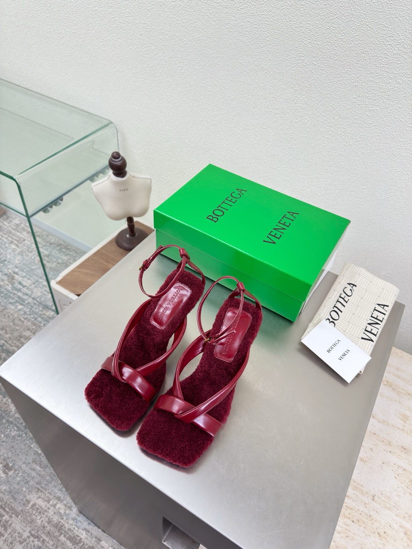 NO:681696,Personalized wool feet BV Riva Strap Sandal women's sandals series 9cm high heels handmade burgundy This classic model is simply BV's latest ceiling. Colorful and versatile. Handmade. High-end and comfortable. The fabric is made of high-quality lambskin. Handmade. The foot-padded sheepskin lining is comfortable and high-end. The outsole is made of Italian genuine leather outsole & injection molded rubber process. Light dyeing process is used for benchmarking and versioning. Original packaging is used. The shoe bag is printed with rubber logo process. The highest end in the market.  Hot melt glue is used to shape the toe and heel. It is easy to rebound and does not deform. Italian computer needle machines are used for the upper stitching. Fine workmanship. Original packaging is used. Treat customers sincerely. 35 36 37 38 39 40 41 42 (40 41 42 customized), high-heeled sandals, bottega veneta, sandals, high heels, sheepskin, Leather soles19860909个性羊毛垫脚 BV Riva Strap Sandal 女士 凉鞋 系列 高跟9cm 手工制作  酒红色 这款经典款 简直bv最新天花板啦 彩色百搭   手工而成 高档舒适 面料选用优质小羊皮 手工而成  垫脚羊皮内里舒适高端 大底选用意大利真皮大底&注塑橡胶工艺 运用轻染工艺 对标对版 选用原版包装 鞋子布袋采用印胶logo工艺 市场最高端 采用热熔胶定型鞋头 后跟 易回弹不变形  鞋面车线选用意大利电脑针车 做工精细 选用原版包装 真心对待客人 35 36 37 38 39 40 41 42 （40 41 42 定制）,高跟鞋凉鞋,bottega veneta,sandals,high heels,sheepskin,Leather soles,Women's Shoes