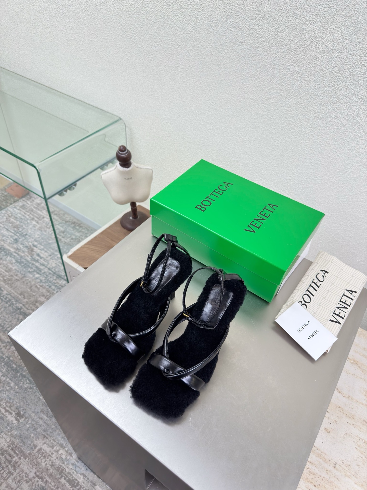 NO:681701,Personalized wool feet BV Riva Strap Sandal women's sandals series 9cm high heels Handmade black This classic style is simply BV's latest ceiling Colorful and versatile Handmade High-end and comfortable The fabric is made of high-quality lambskin Handmade The foot-padded sheepskin lining is comfortable and high-end  Hot melt glue is used to shape the toe and heel. It is easy to rebound and does not deform. Italian computer needle machines are used for the upper stitching. Fine workmanship. Original packaging is used. Treat customers sincerely. 35 36 37 38 39 40 41 42 (40 41 42 customized), high-heeled sandals, bottega veneta, sandals, high heels, sheepskin, Leather soles19860909个性羊毛垫脚 BV Riva Strap Sandal 女士 凉鞋 系列 高跟9cm 手工制作  黑色 这款经典款 简直bv最新天花板啦 彩色百搭   手工而成 高档舒适 面料选用优质小羊皮 手工而成  垫脚羊皮内里舒适高端 大底选用意大利真皮大底&注塑橡胶工艺 运用轻染工艺 对标对版 选用原版包装 鞋子布袋采用印胶logo工艺 市场最高端 采用热熔胶定型鞋头 后跟 易回弹不变形  鞋面车线选用意大利电脑针车 做工精细 选用原版包装 真心对待客人 35 36 37 38 39 40 41 42 （40 41 42 定制）,高跟鞋凉鞋,bottega veneta,sandals,high heels,sheepskin,Leather soles,Women's Shoes