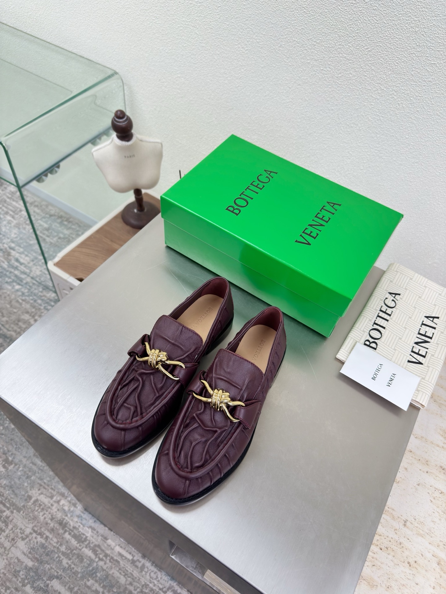 NO:680527,BV Old Money Style Pleated Leather Loafers Gilt Fastener Decoration BOTTEGA VENET* Burgundy Women's Astaire Loafers Original One to One Method Burgundy Soft Lambskin Another Popular Trend Today The Ceiling The Most Complete Color Versatility Exquisite Flat Bottom Wrapped Fabric Same Color Heel Leather Carefully Designed Never Sloppy Durable and Comfortable ———————————— Upper Material Soft Lambskin  The material is soft and smooth. Hand-sewn rear zipper opening and closing design. Sexy and comfortable. Hand-stitched technology. The inner lining of the foot pads is made of sheepskin, which is comfortable and high-end. The nailed outsole is made of the original mold. The same genuine leather outsole is matched to the standard. The original packaging is used. The shoe bag is printed with glue logo technology. The most high-end in the market. Hot melt glue is used to shape the toe and heel. Easy to rebound and not deformed. Flat series. Fabric wrapping technology. Italian computer sewing machine is used for upper stitching. Fine workmanship.  Choose original packaging 35 36 37 38 39 40 41 42 43 (40 41 42 43 customized), loafers, bottega veneta, bottega veneta, loafers, sheepskin, Leather soles19860909BV 老钱风 褶皱皮 乐福鞋 鎏金扣件装饰 BOTTEGA VENET* 酒红色 女士Astaire乐福 单鞋  原版一比一做法 酒红色 柔软小羊皮 当今流行的又一趋势 天花板啦 最全色百搭 精致平底 包裹面料 同色跟皮 用心设计 绝不马虎 耐穿舒适 —————————————— 鞋面材质 柔软小羊皮  材质柔软顺滑 手工缝制后拉链开合设计 性感舒适 手工缝制工艺 垫脚内里选用羊皮内里舒适高端 打钉大底选用原版开模 一致真皮大底  对标对版 选用原版包装 鞋子布袋采用印胶logo工艺 市场最高端 采用热熔胶定型鞋头 后跟 易回弹不变形 平底 系列 包面料工艺 鞋面车线选用意大利电脑针车 做工精细 选用原版包装  35 36 37 38 39 40 41 42 43 （40 41 42 43定制）,乐福鞋,bottega veneta,bottega veneta,loafers,sheepskin,Leather soles,Women's Shoes