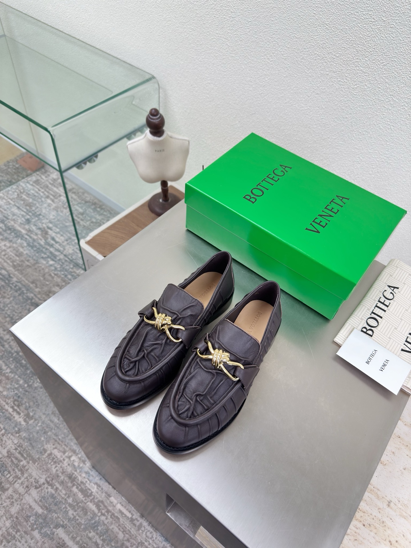 NO:680529,BV Old Money Style Pleated Leather Loafers Gilt Fastener Decoration BOTTEGA VENET* Burgundy Women's Astaire Loafers Original One to One Method Brown Soft Lambskin Another Popular Trend Today The Ceiling The Most Versatile Colors Exquisite Flat Bottom Wrapped Fabric Same Color Heel Leather Carefully Designed Never Sloppy Durable and Comfortable ———————————— Upper Material Soft Lambskin Soft and Smooth Material  Hand-sewn rear zipper opening and closing design is sexy and comfortable. Hand-sewn technology. The lining of the foot pads is made of sheepskin lining, which is comfortable and high-end. The nailed outsole is made of the original mold. The same genuine leather outsole is matched to the standard. The original packaging is used. The s19860909BV 老钱风 褶皱皮 乐福鞋 鎏金扣件装饰 BOTTEGA VENET* 酒红色 女士Astaire乐福 单鞋  原版一比一做法 咖啡色柔软小羊皮 当今流行的又一趋势 天花板啦 最全色百搭 精致平底 包裹面料 同色跟皮 用心设计 绝不马虎 耐穿舒适 —————————————— 鞋面材质 柔软小羊皮  材质柔软顺滑 手工缝制后拉链开合设计 性感舒适 手工缝制工艺 垫脚内里选用羊皮内里舒适高端 打钉大底选用原版开模 一致真皮大底  对标对版 选用原版包装 鞋子布袋采用印胶logo工艺 市场最高端 采用热熔胶定型鞋头 后跟 易回弹不变形 平底 系列 包面料工艺 鞋面车线选用意大利电脑针车 做工精细 选用原版包装  35 36 37 38 39 40 41 42 43 （40 41 42 43定制）,乐福鞋,bottega veneta,bottega veneta,loafers,sheepskin,Leather soles,Women's Shoes