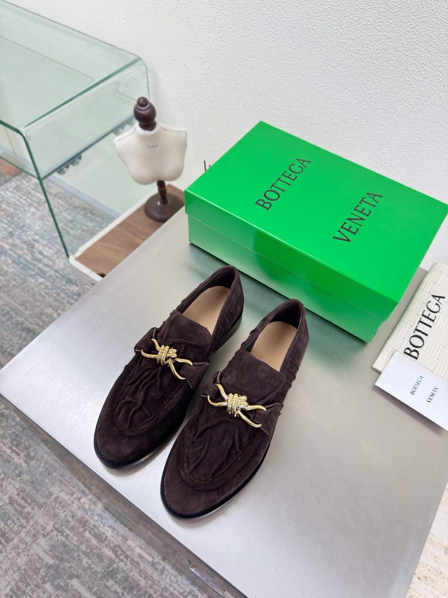 NO:680540,BV old money style pleated leather loafers gilt fastener decoration BOTTEGA VENET* brown cow suede women's Astaire loafers original one-to-one method cow suede material another popular trend today Ceiling The most versatile colors Exquisite flat bottom Wrapped fabric Same color heel leather Designed with care Never sloppy Durable and comfortable ———————————— Upper material  Cow suede material is soft and smooth. Hand-stitched rear zipper closure design. Sexy and comfortable. Hand-stitched craftsmanship. The inner lining of the foot pads is made of sheepskin, which is comfortable and high-end. The nailed outsole is made of the original mold. The same leather outsole is matched to the standard. The original packaging is used. The shoe bag is printed with glue logo technology. The most high-end in the market. Hot melt glue is used to shape the toe. The heel is easy to rebound and does not deform. Flat series. Packing fabric technology  The upper stitching is made by an Italian computer sewing machine with fine workmanship and original packaging. 35 36 37 38 39 40 41 42 43 (40 41 42 43 customized), loafers, bottega veneta, bottega veneta, loafers, sheepskin, chamois leather, Leather soles19860909BV 老钱风 褶皱皮 乐福鞋 鎏金扣件装饰 BOTTEGA VENET* 咖啡色牛反绒麂皮 女士Astaire乐福 单鞋  原版一比一做法 牛反绒麂皮材质 当今流行的又一趋势 天花板啦 最全色百搭 精致平底 包裹面料 同色跟皮 用心设计 绝不马虎 耐穿舒适 —————————————— 鞋面材质 牛反绒麂皮 材质柔软顺滑 手工缝制后拉链开合设计 性感舒适 手工缝制工艺 垫脚内里选用羊皮内里舒适高端 打钉大底选用原版开模 一致真皮大底  对标对版 选用原版包装 鞋子布袋采用印胶logo工艺 市场最高端 采用热熔胶定型鞋头 后跟 易回弹不变形 平底 系列 包面料工艺 鞋面车线选用意大利电脑针车 做工精细 选用原版包装  35 36 37 38 39 40 41 42 43 （40 41 42 43定制）,乐福鞋,bottega veneta,bottega veneta,loafers,sheepskin,chamois leather,Leather soles,Women's Shoes