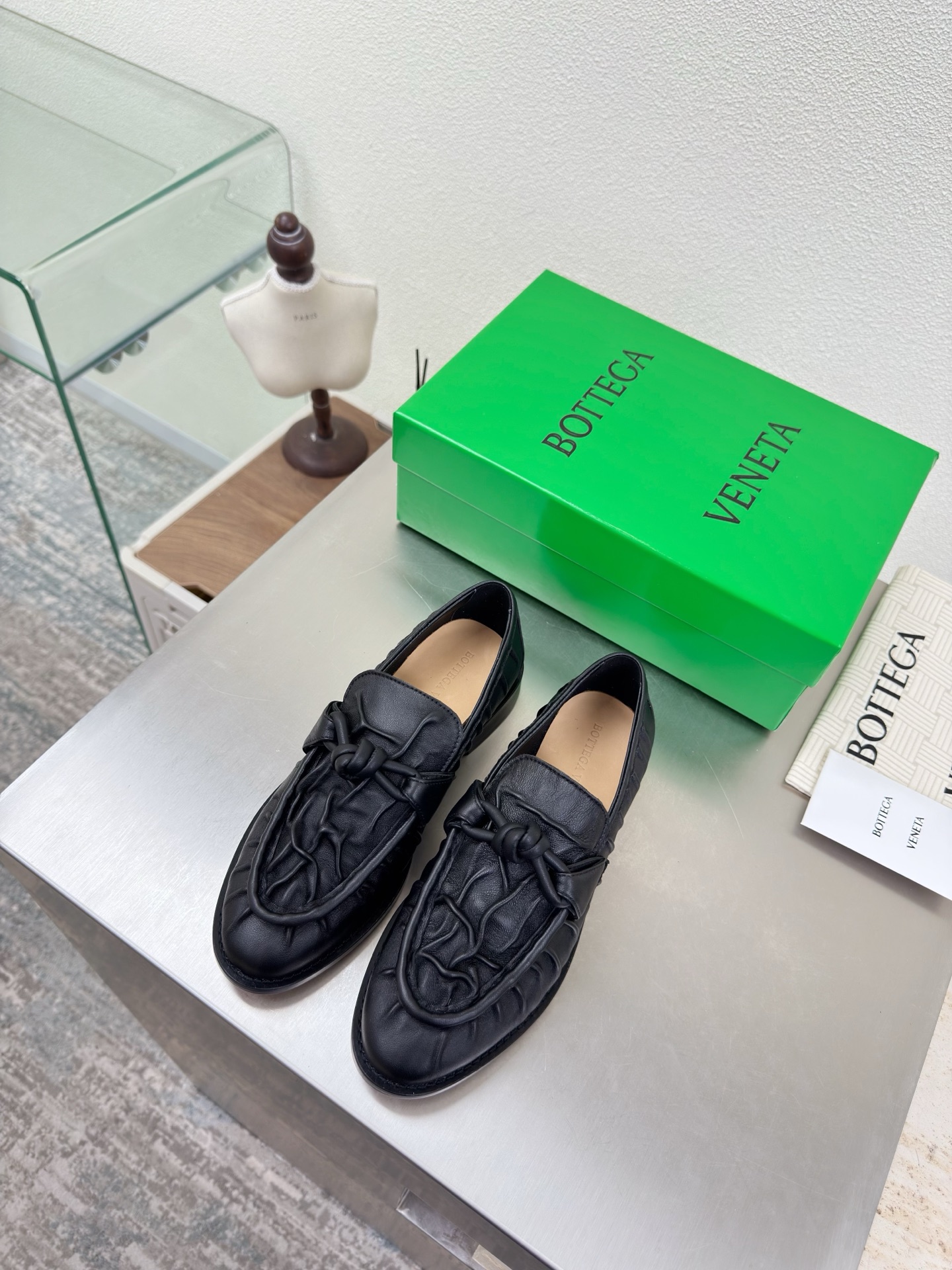 NO:680550,BV Old Money Style Pleated Leather Loafers Decorated with Genuine Leather Knot Fasteners BOTTEGA VENET* Black Soft Lambskin Women's Astaire Loafers Original One to One Method Soft Lambskin Another Popular Trend Today The Ceiling The Most Versatile Colors Exquisite Flat Bottoms Wrapped Fabric Same Color Heel Leather Carefully Designed Never Sloppy Durable and Comfortable ————————————— Upper Material Soft Lambskin  The material is soft and smooth. Hand-sewn rear zipper opening and closing design. Sexy and comfortable. Hand-stitched technology. The inner lining of the foot pads is made of sheepskin, which is comfortable and high-end. The nailed outsole is made of the original mold. The same genuine leather outsole is matched to the standard. The original packaging is used. The shoe bag is printed with glue logo technology. The most high-end in the market. Hot melt glue is used to shape the toe and heel. Easy to rebound and not deformed. Flat series. Fabric wrapping technology. Italian computer sewing machine is used for upper stitching. Fine workmanship.  Choose original packaging 35 36 37 38 39 40 41 42 43 (40 41 42 43 customized), loafers, bottega veneta, bottega veneta, loafers, sheepskin, Leather soles19860909BV 老钱风 褶皱皮 乐福鞋 真皮结绳扣件装饰 BOTTEGA VENET* 黑色柔软小羊皮 女士Astaire乐福 单鞋  原版一比一做法 柔软小羊皮 当今流行的又一趋势 天花板啦 最全色百搭 精致平底 包裹面料 同色跟皮 用心设计 绝不马虎 耐穿舒适 —————————————— 鞋面材质 柔软小羊皮  材质柔软顺滑 手工缝制后拉链开合设计 性感舒适 手工缝制工艺 垫脚内里选用羊皮内里舒适高端 打钉大底选用原版开模 一致真皮大底  对标对版 选用原版包装 鞋子布袋采用印胶logo工艺 市场最高端 采用热熔胶定型鞋头 后跟 易回弹不变形 平底 系列 包面料工艺 鞋面车线选用意大利电脑针车 做工精细 选用原版包装  35 36 37 38 39 40 41 42 43 （40 41 42 43定制）,乐福鞋,bottega veneta,bottega veneta,loafers,sheepskin,Leather soles,Women's Shoes