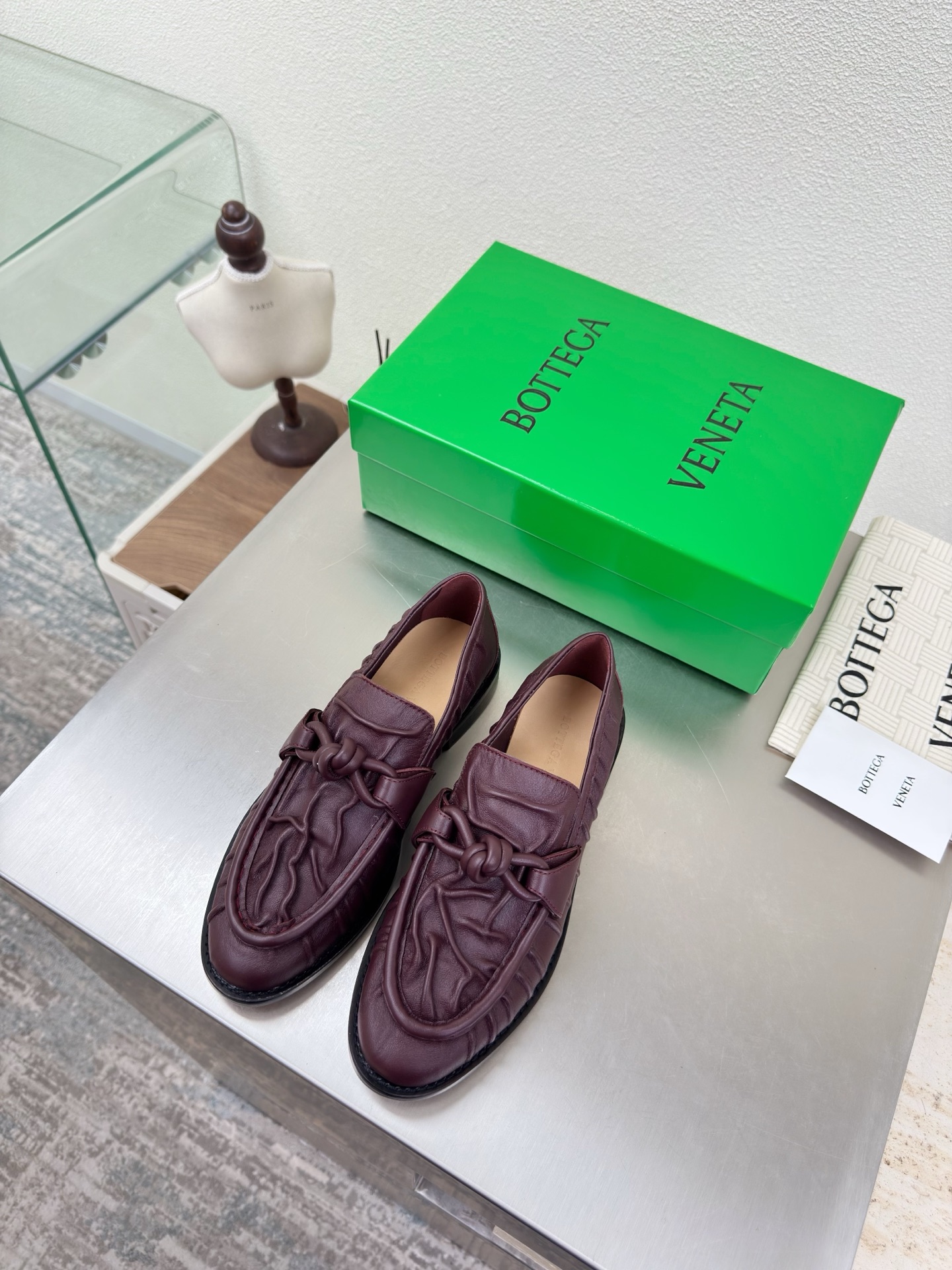 NO:680557,BV Old Money Style Pleated Leather Loafers Decorated with Genuine Leather Rope Fasteners BOTTEGA VENET* Burgundy Soft Lambskin Women's Astaire Loafers Original One to One Method Soft Lambskin Another popular trend today Ceiling The most versatile color Exquisite flat sole Wrapped fabric Same color heel leather Designed with care Never sloppy Durable and comfortable ———————————— Upper material Soft lambskin  The material is soft and smooth. Hand-sewn rear zipper opening and closing design. Sexy and comfortable. Hand-stitched technology. The inner lining of the foot pads is made of sheepskin, which is comfortable and high-end. The nailed outsole is made of the original mold. The same genuine leather outsole is matched to the standard. The original packaging is used. The shoe bag is printed with glue logo technology. The most high-end in the market. Hot melt glue is used to shape the toe and heel. Easy to rebound and not deformed. Flat series. Fabric wrapping technology. Italian computer sewing machine is used for upper stitching. Fine workmanship.  Choose original packaging 35 36 37 38 39 40 41 42 43 (40 41 42 43 customized), loafers, bottega veneta, bottega veneta, loafers, sheepskin, Leather soles19860909BV 老钱风 褶皱皮 乐福鞋 真皮结绳扣件装饰 BOTTEGA VENET* 酒红色柔软小羊皮 女士Astaire乐福 单鞋  原版一比一做法 柔软小羊皮 当今流行的又一趋势 天花板啦 最全色百搭 精致平底 包裹面料 同色跟皮 用心设计 绝不马虎 耐穿舒适 —————————————— 鞋面材质 柔软小羊皮  材质柔软顺滑 手工缝制后拉链开合设计 性感舒适 手工缝制工艺 垫脚内里选用羊皮内里舒适高端 打钉大底选用原版开模 一致真皮大底  对标对版 选用原版包装 鞋子布袋采用印胶logo工艺 市场最高端 采用热熔胶定型鞋头 后跟 易回弹不变形 平底 系列 包面料工艺 鞋面车线选用意大利电脑针车 做工精细 选用原版包装  35 36 37 38 39 40 41 42 43 （40 41 42 43定制）,乐福鞋,bottega veneta,bottega veneta,loafers,sheepskin,Leather soles,Women's Shoes